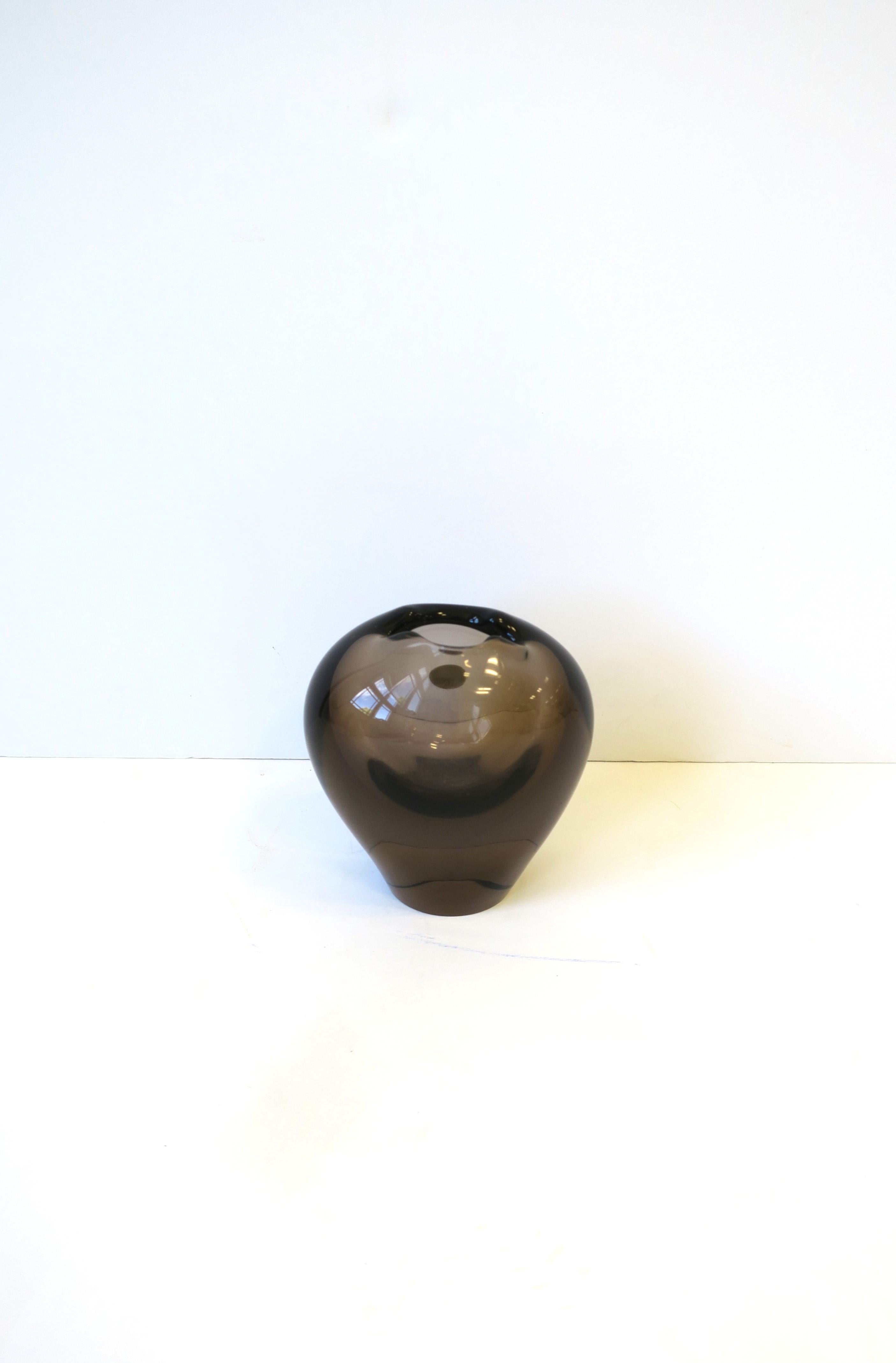 Kleine, handgefertigte Vase aus Kunstglas in organischer Bulbusform, Tschechoslowakei, um die Mitte des 20. Jahrhunderts. Die Vase hat einen abgestuften rauchigen Pflaumenton. Schön als Einzelstück oder mit ein paar kleinen Blumen. Das Stück wurde