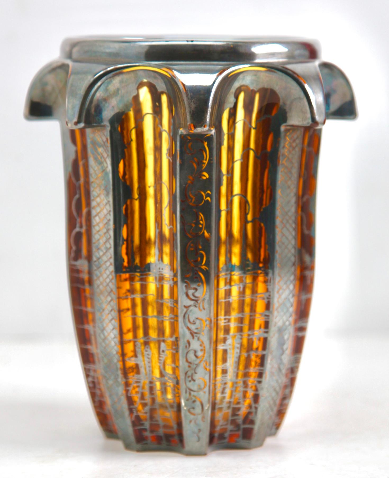 Jarrón Moser en ámbar Jarrón de cristal decorado Adornos florales Hoja de plata Art Decó en venta