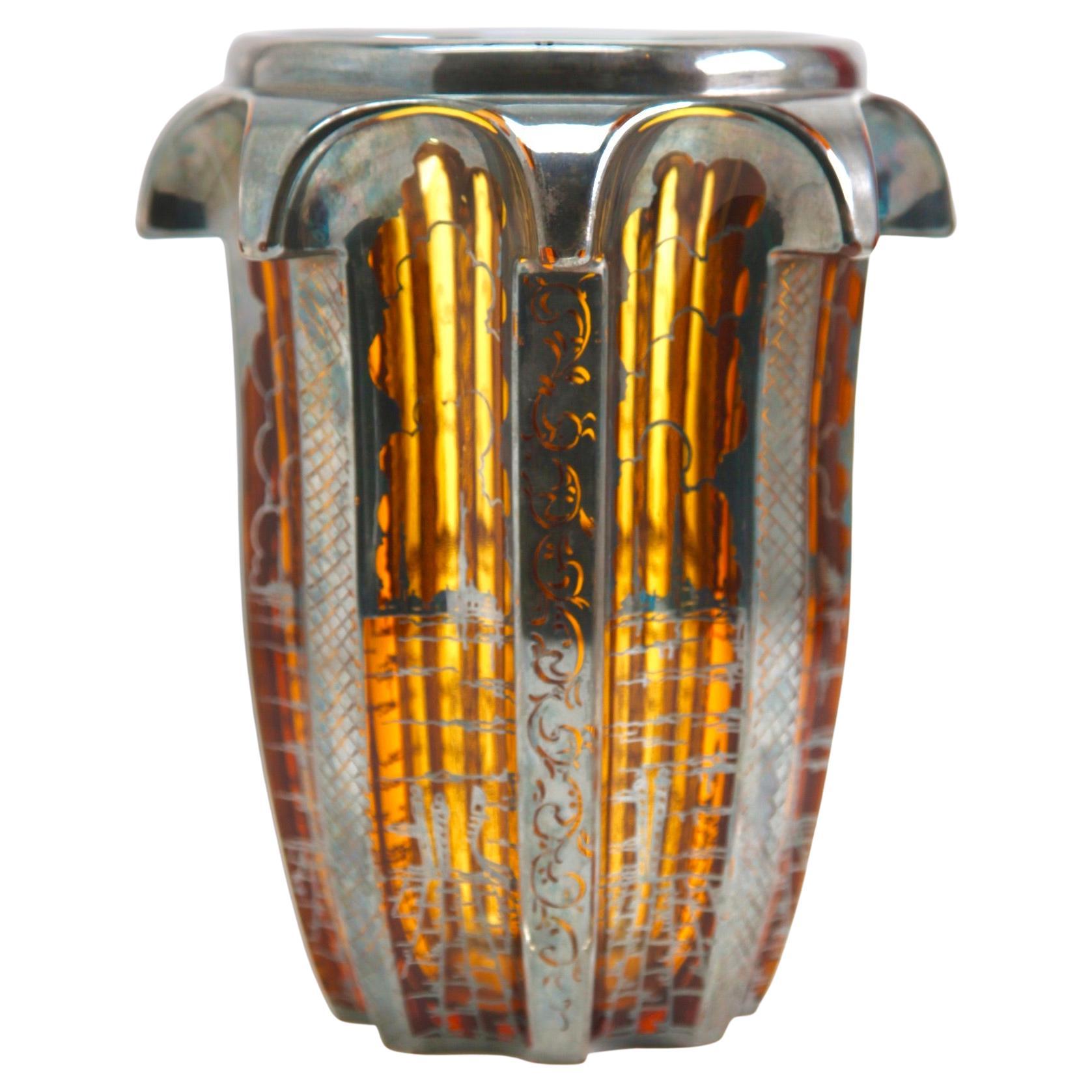 Vase Moser en verre ambré décoré d'ornements floraux feuille d'argent