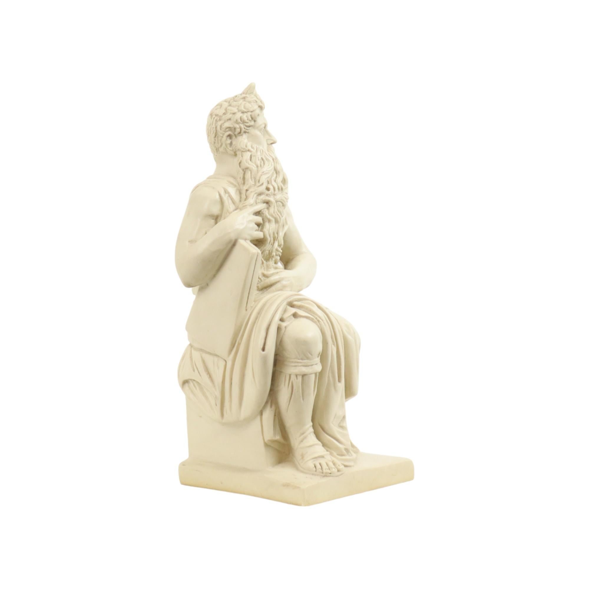 Vintage By, Skulptur des berühmten Moses von Michelangelo, eine schöne und korrekte Darstellung der berühmten Statue aus Rom, aus Alabasterpulver und Harz, Gießharz, 60-70er Jahre. Die Statue hat schöne Proportionen und feine Details, wie die