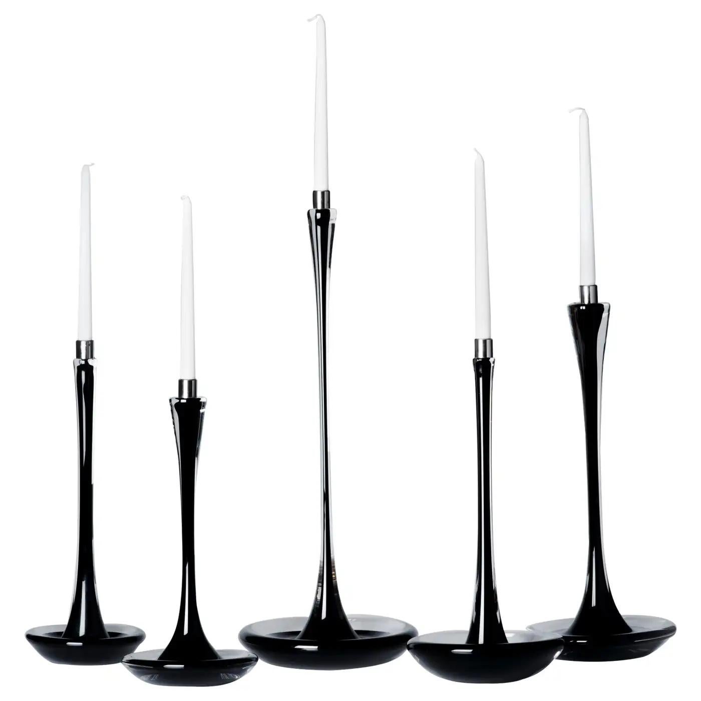 Der zeitgenössische amerikanische Künstler Moshe Bursuker hat ein handgefertigtes, massives Set von 5 Kerzenhaltern aus schwarzem Glas mit einer hochglanzpolierten Edelstahlschale geschaffen. Diese Stücke werden in einzigartiger Weise handgefertigt,