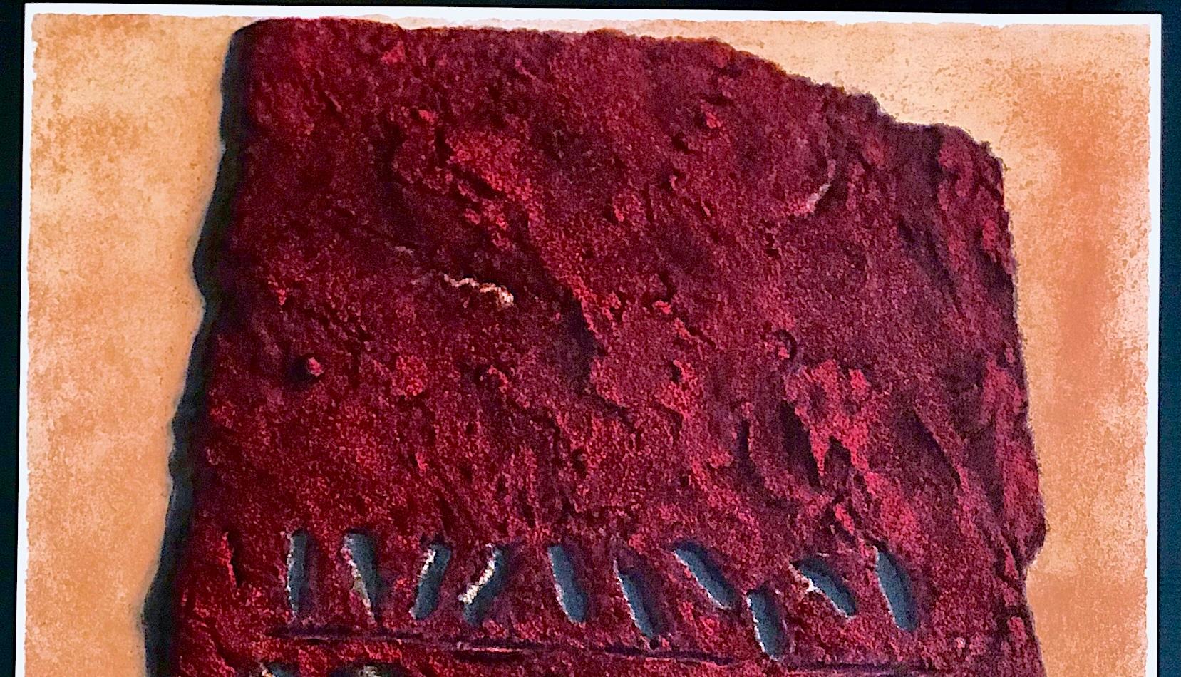 SCRITTURE SEGRETE Litografia firmata, scrittura antica, tavoletta di pietra rossa in vendita 2