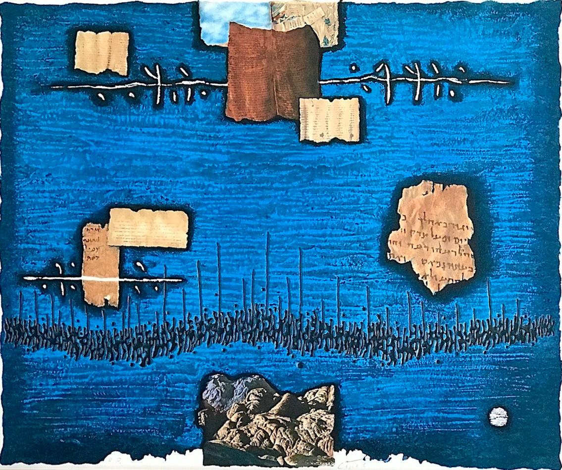 LETTERE ALZANTI Litografia firmata, Tavola di pietra, Ebraico antico, Colline della Giudea - Print di Moshe Castel