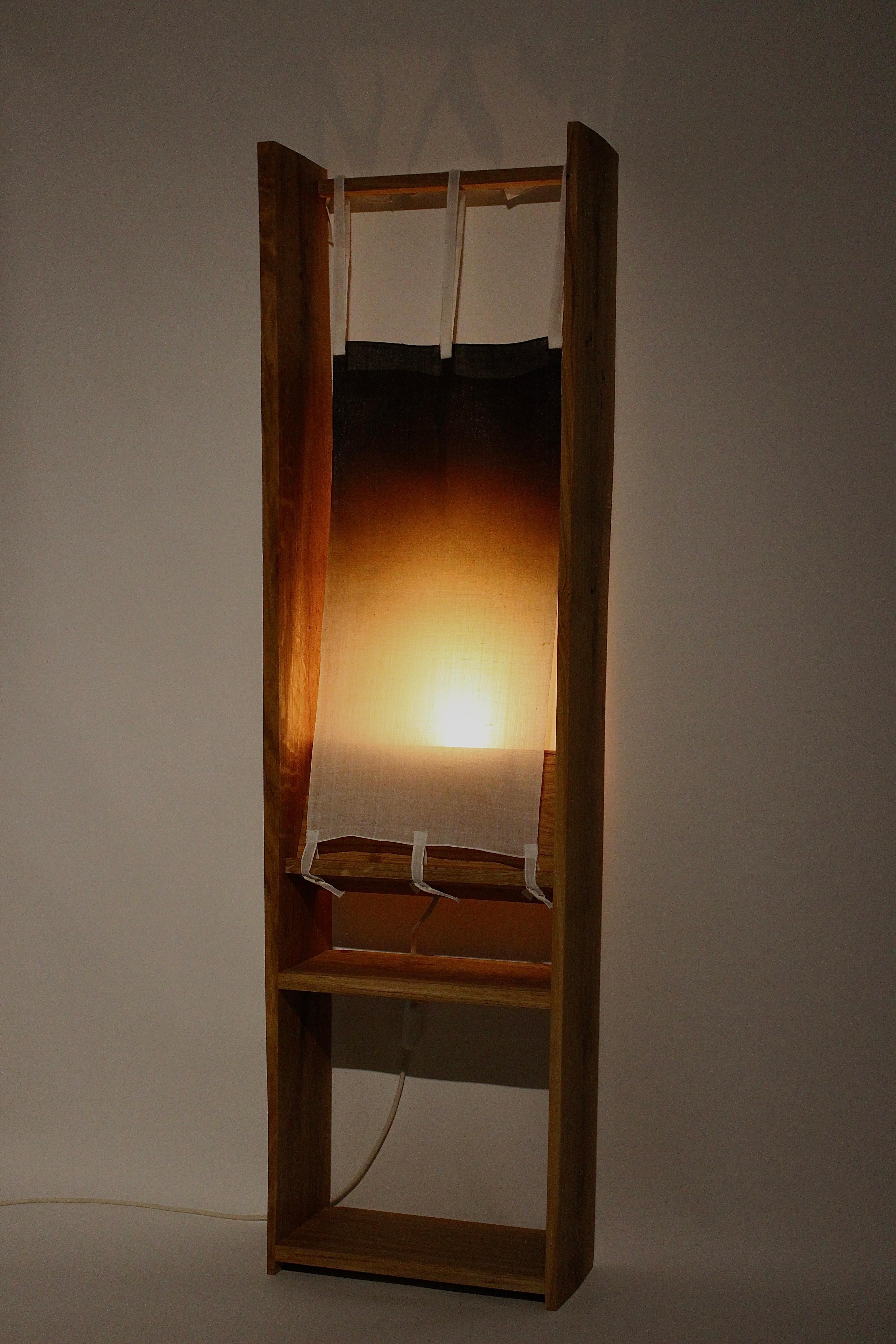 Objet d'art Mosi du Studio Yoon Seok-Hyeon
Dimensions : D 20 x L 43 x H 150 cm
Matériaux : Mosi, Ott (Ottchil).  Tissu
Poids : 15 kg

Aujourd'hui, les textiles modernes sont produits à moindre coût et plus rapidement, dans la plus grande logique du