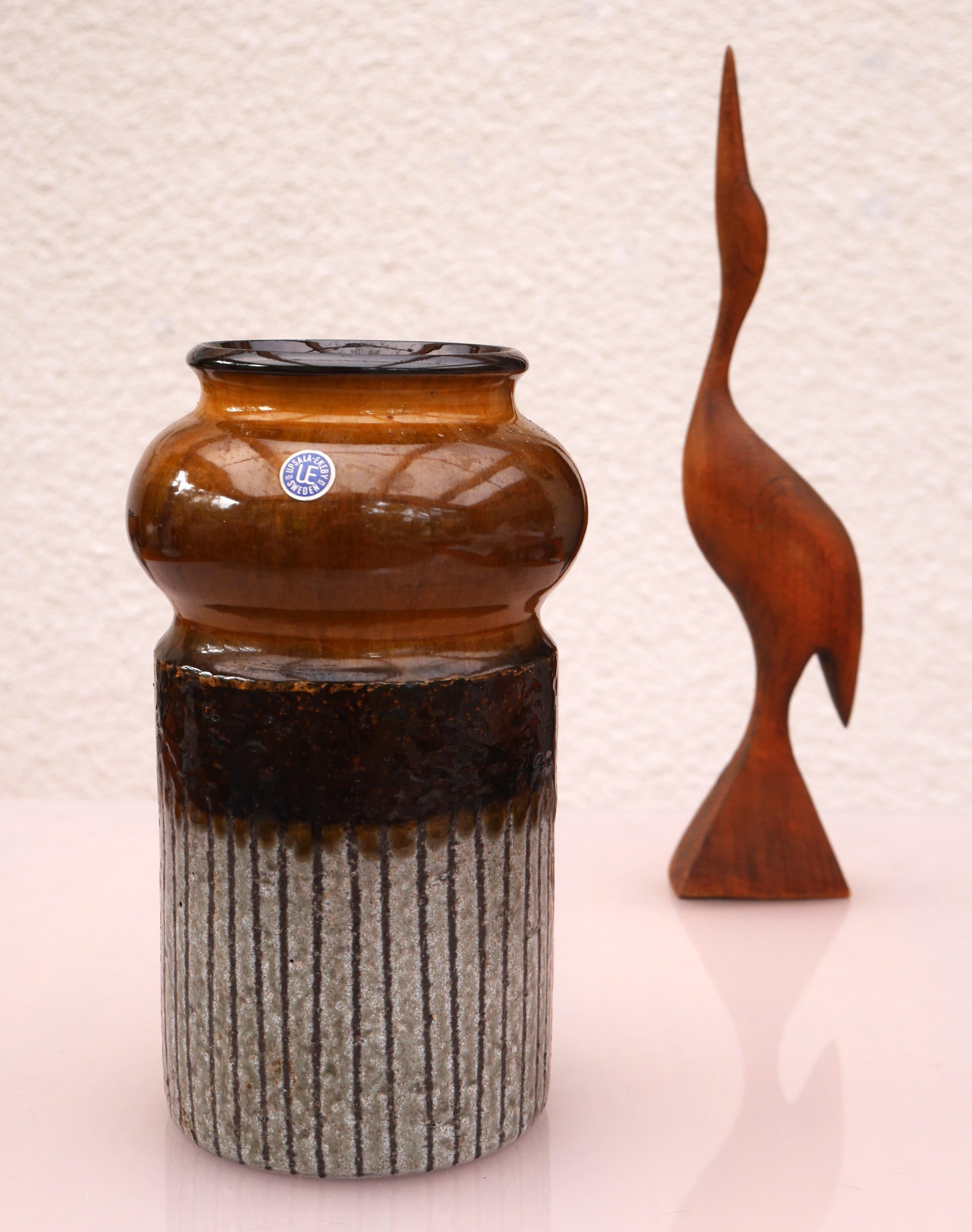 Un joli vase vintage fait main, connu sous le nom de 