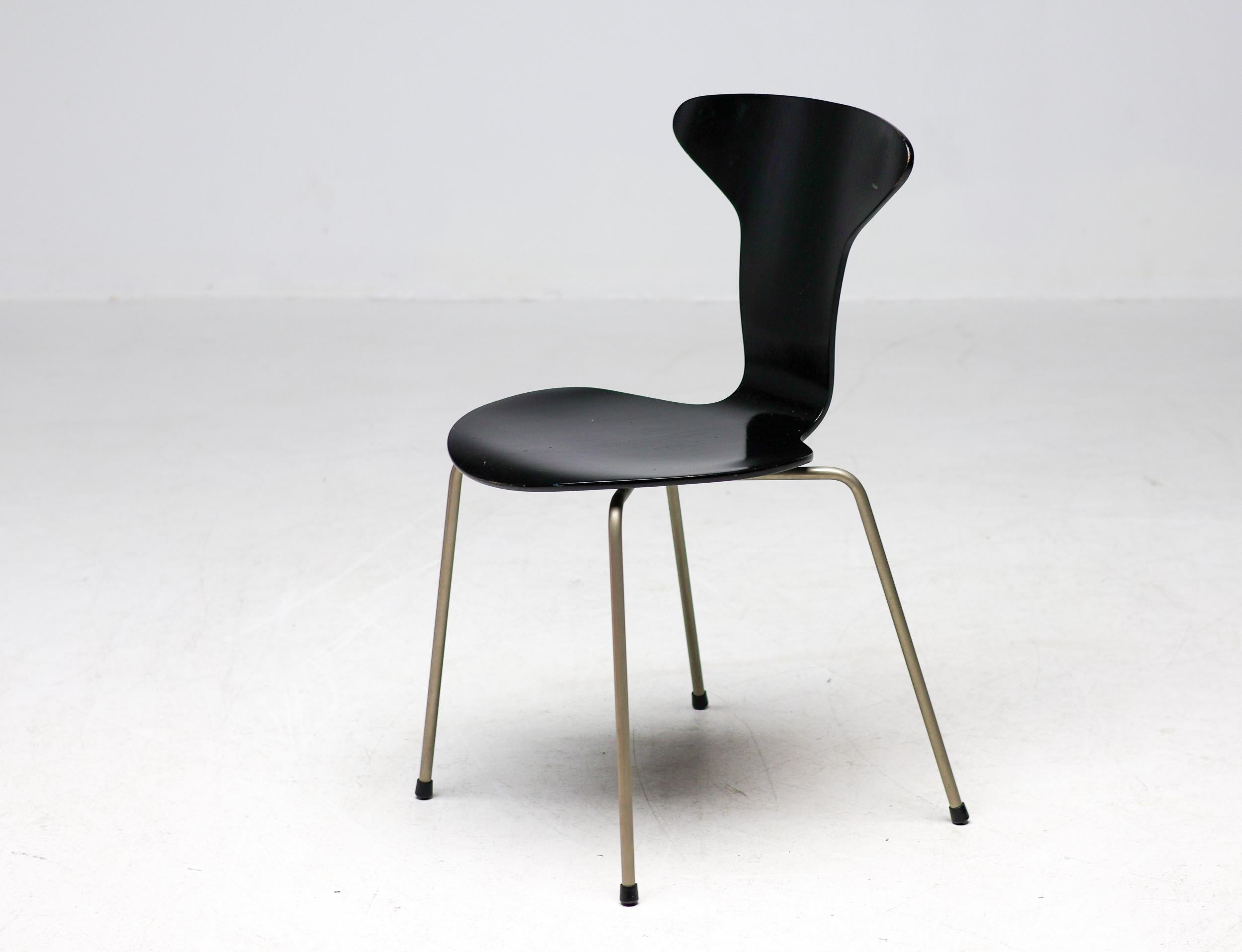 Das Stuhlmodell 3105 wurde 1955 von Arne Jacobsen für Fritz Hansen entworfen. 
Der Stuhl ist auch als Mosquito oder Munkegaard-Stuhl bekannt, ein echter Klassiker des dänischen Designs. 
Die Stühle wurden nur für einen relativ kurzen Zeitraum ab