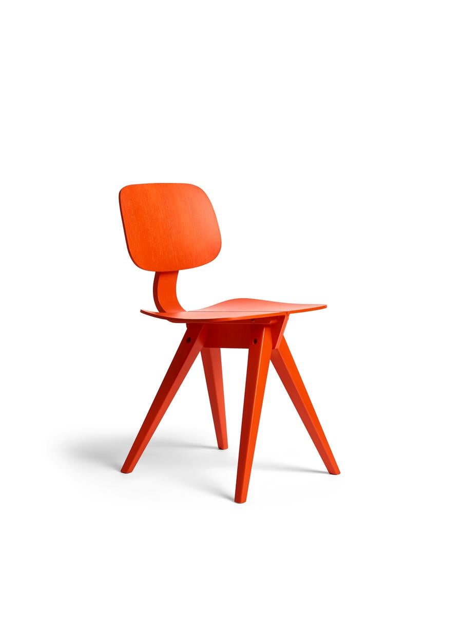 Mosquito-Stuhl aus roter Eiche in Vermillion, Holzrahmen + Sperrholz, Mid-Century Modern (Eichenholz) im Angebot