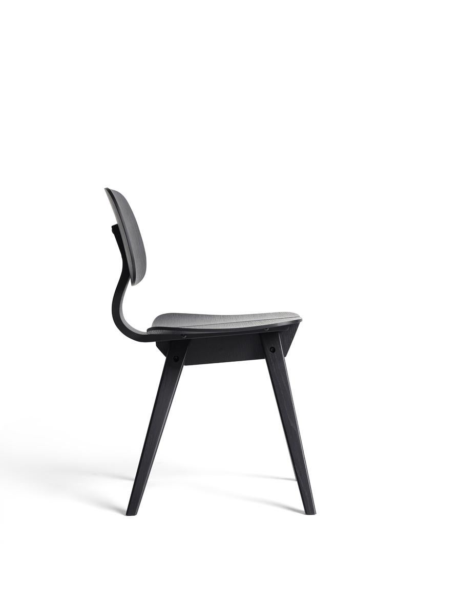 Der Mosquito Chair, benannt nach seiner flügelartigen Sitzfläche, ist ein echter Blickfang, ein elegantes Stück mit einem Hauch von Poesie. Dieses innovative Design erwies sich als zu anspruchsvoll für die Fertigungsmethoden der 1950er Jahre. Doch