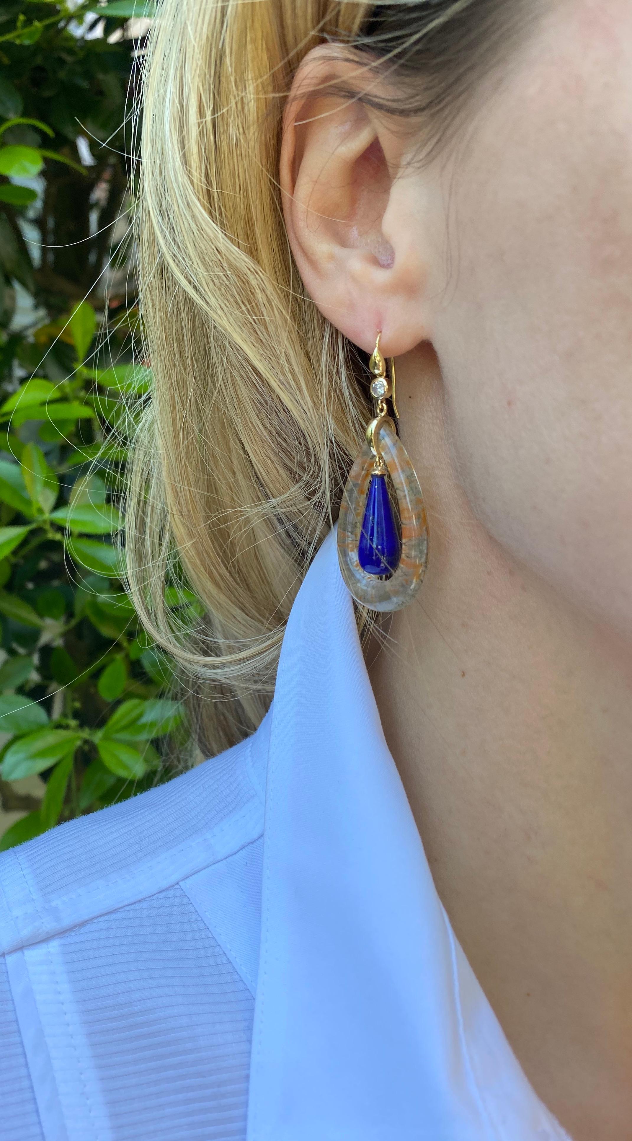 Moderne Boucles d'oreilles en or jaune 18 carats avec agate mousse, lapis et diamants en vente