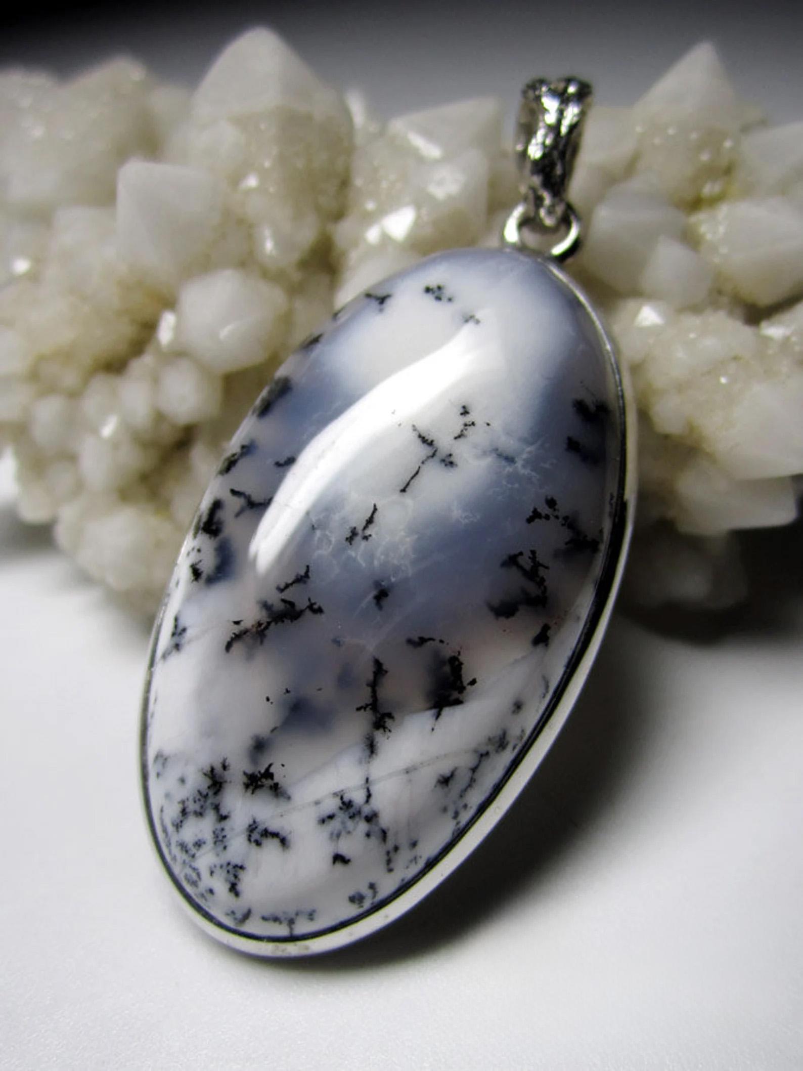 Oval Cut Moss Agate Silver Pendant Natural Chalcedony Gemstone Minimalistic Style For Sale