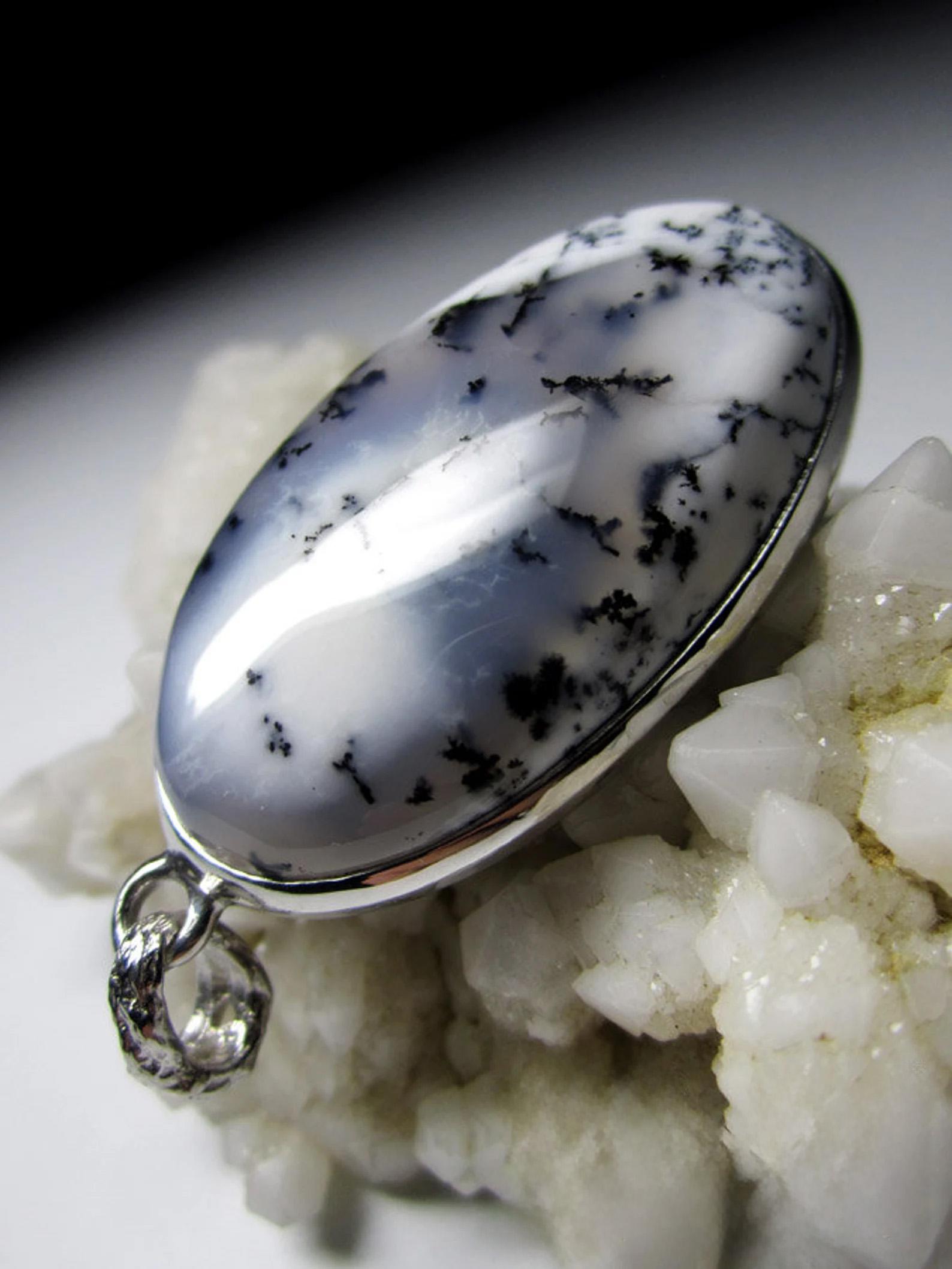 Moss Agate Silver Pendant Natural Chalcedony Gemstone Minimalistic Style In New Condition For Sale In Berlin, DE