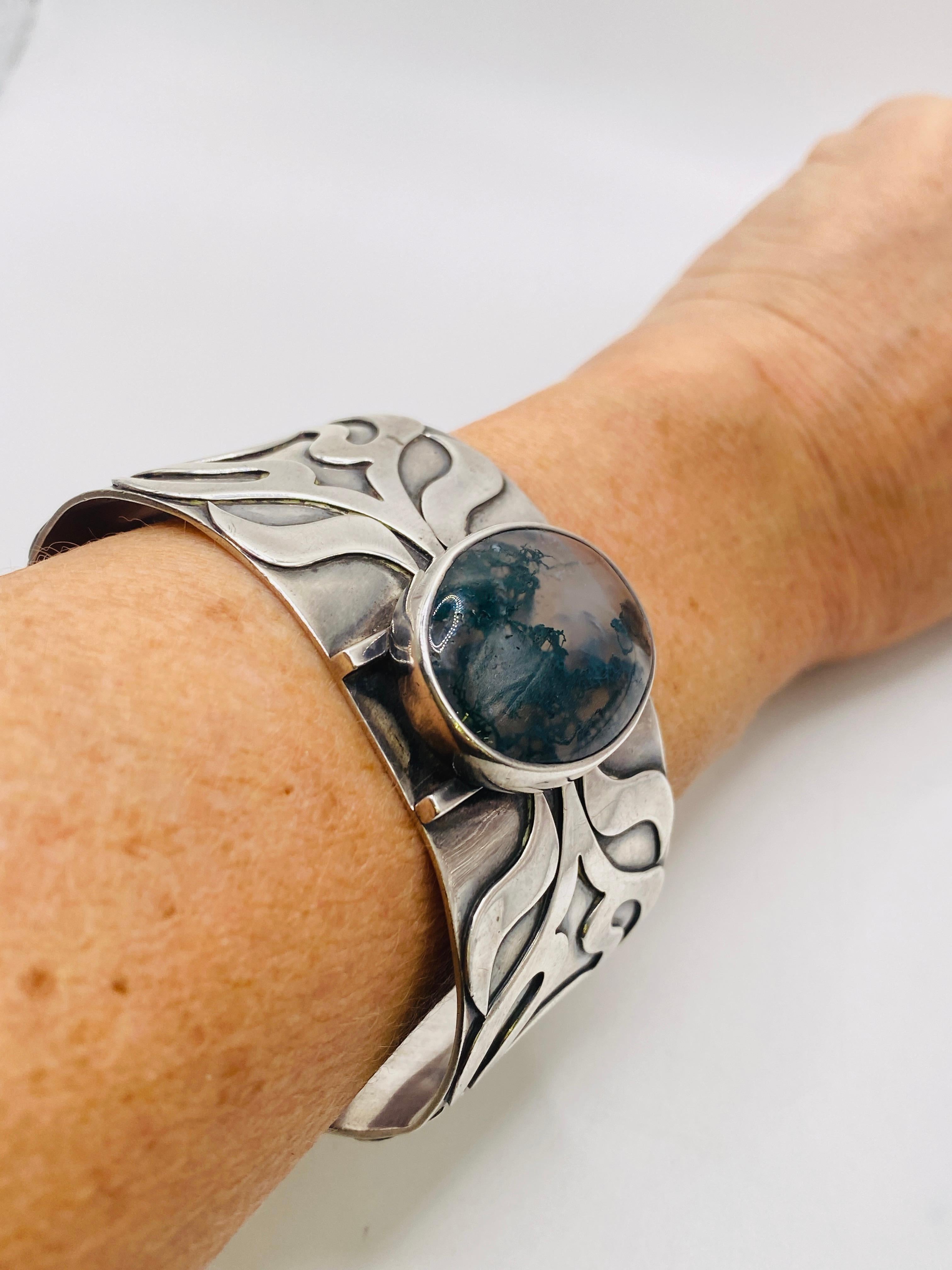 Manschettenarmband aus Sterlingsilber mit Moosachat (Cabochon)