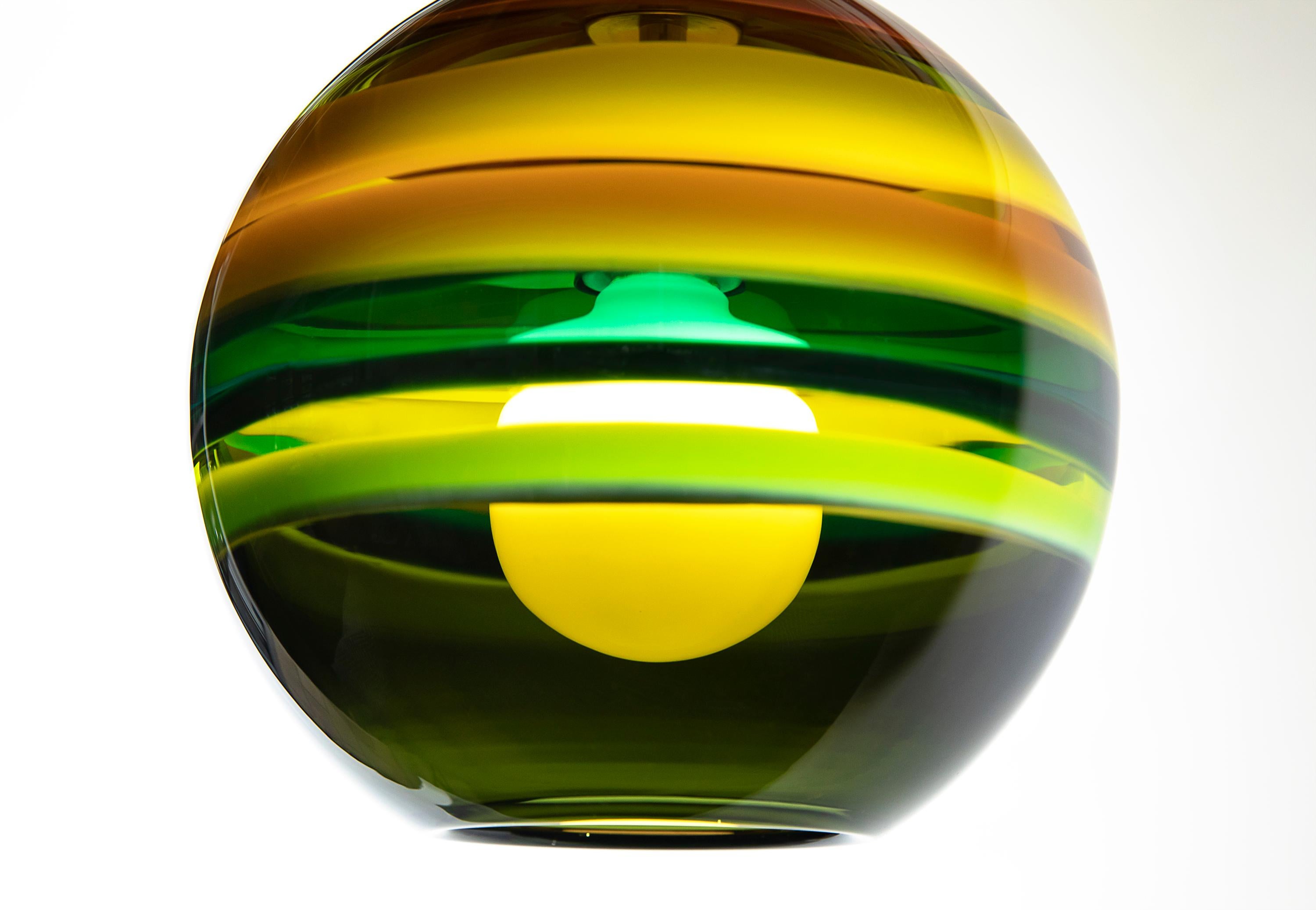 Grüne Pendelleuchte, moosbewachsene Kugel - • Handgeblasenes Glas, hergestellt auf Bestellung von Siemon & Salazar
Maße: 9