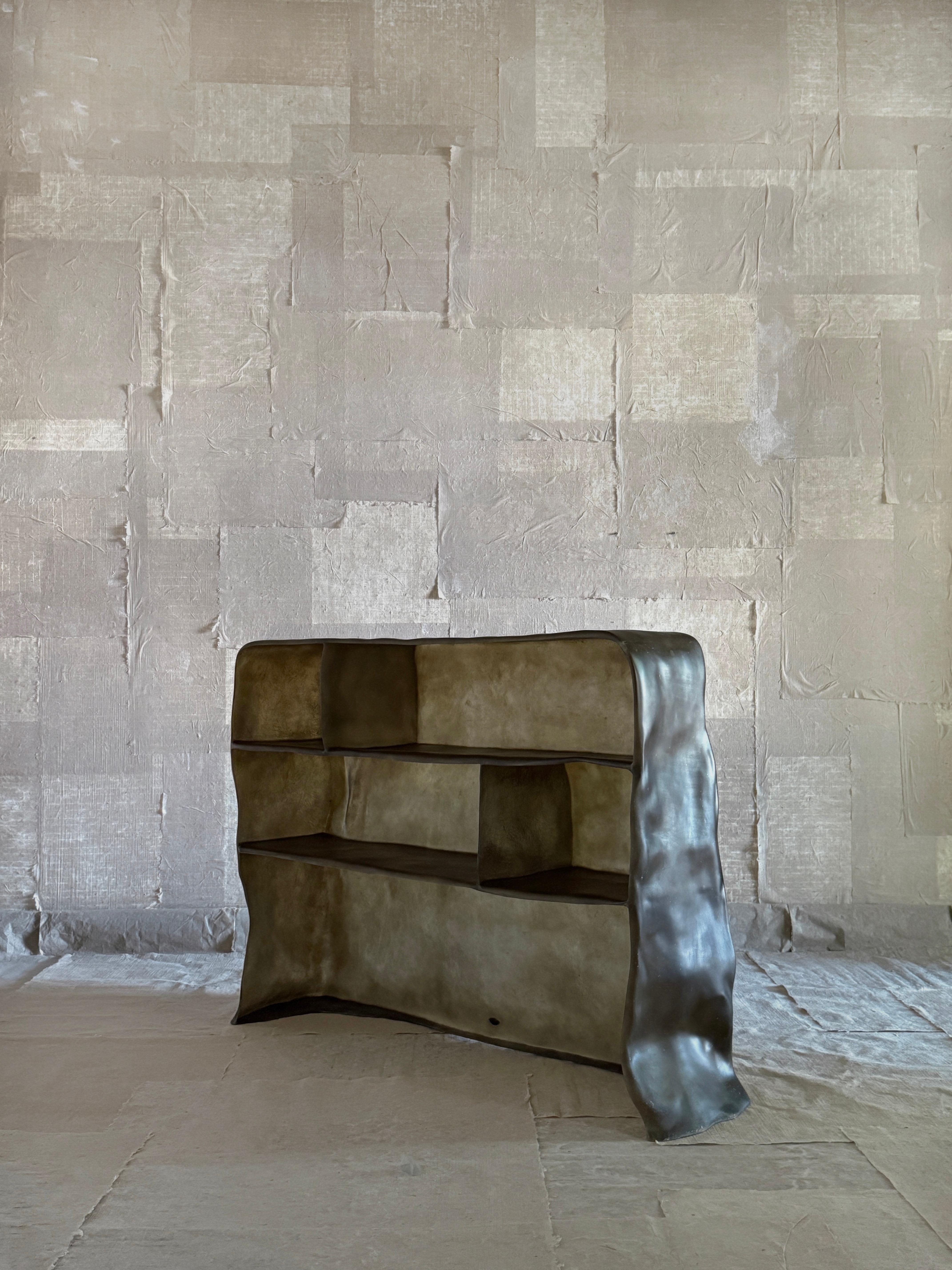 Armadio in fibra di vetro Moss Brown Formless di kar
Pezzo unico
Dimensioni: L 150 x P 38 x H 110 cm.
Materiali: Fibra di vetro.

Disponibile nei colori marrone muschio o giada. Contattateci.

Poiché ogni articolo è rifinito a mano, le leggere