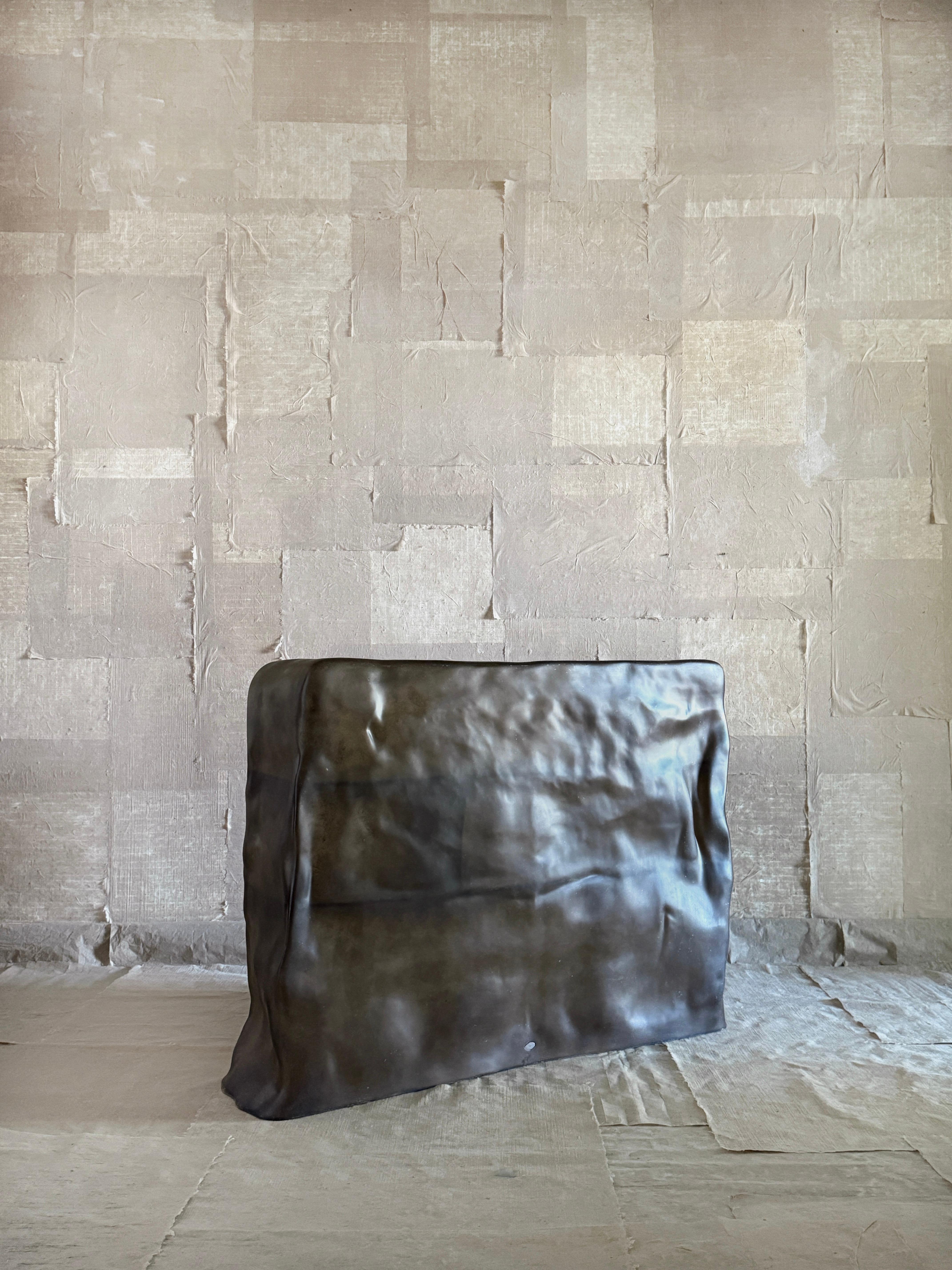 XXI secolo e contemporaneo Armadio in fibra di vetro Moss Brown Formless di kar in vendita