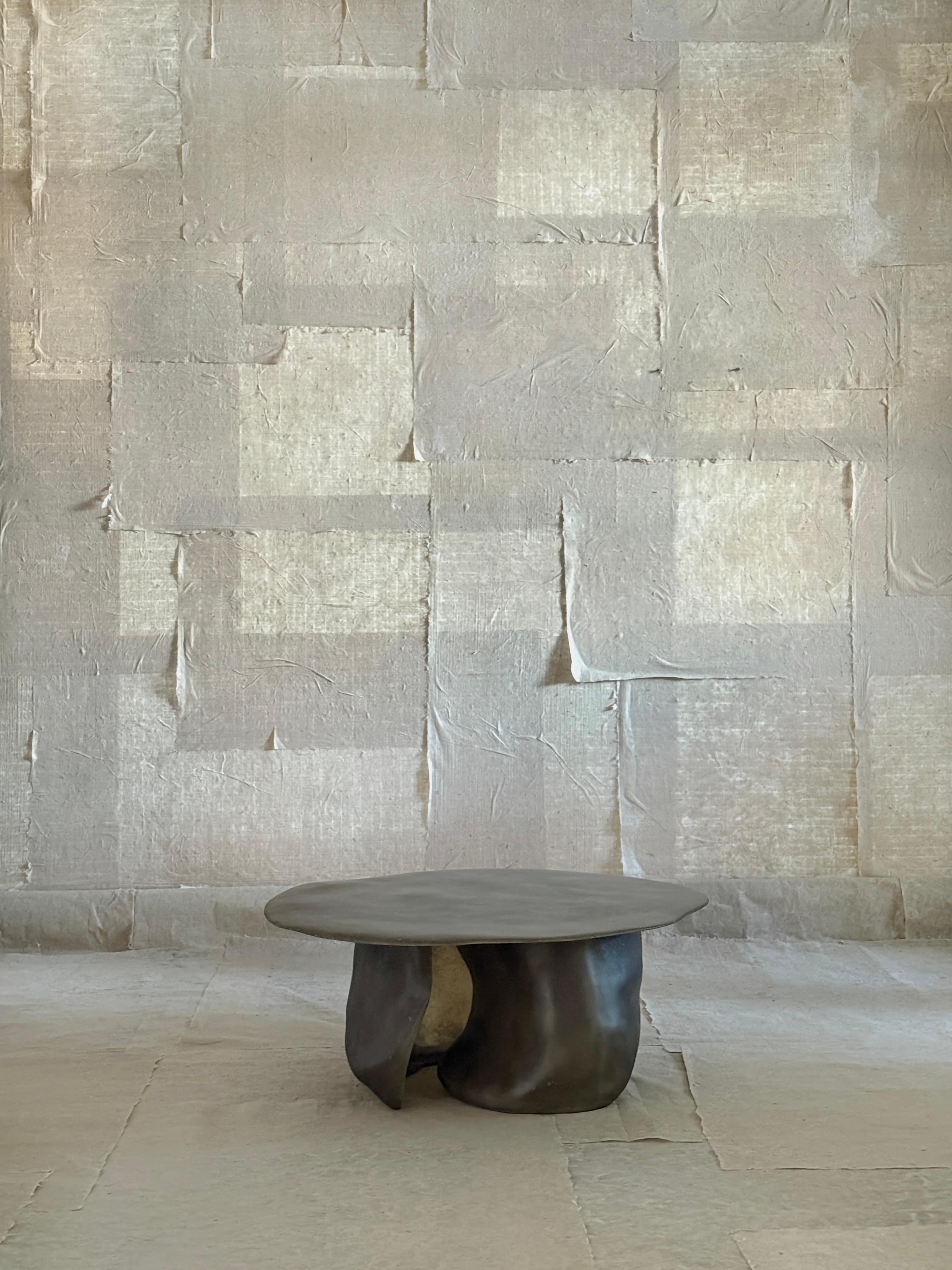 Table basse en fibre de verre Moss Brown Formless par kar
Pièce unique
Dimensions : D 85 x H 33 cm.
Matériaux : Fibre de verre.

Disponible dans les couleurs Moss Brown ou Jade. Veuillez nous contacter.

Comme chaque article est fini à la main, de