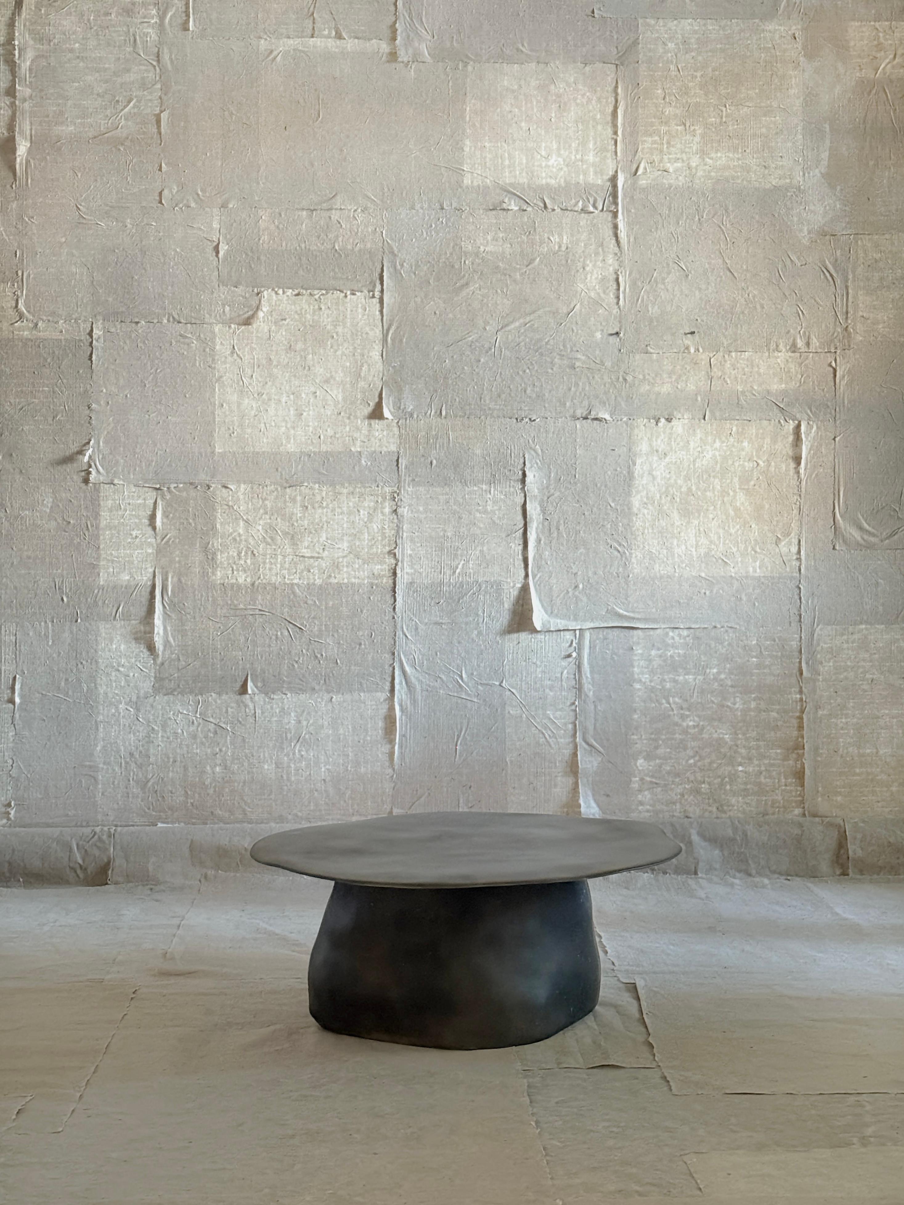 Moderne Table basse en fibre de verre Moss Brown Formless par kar en vente