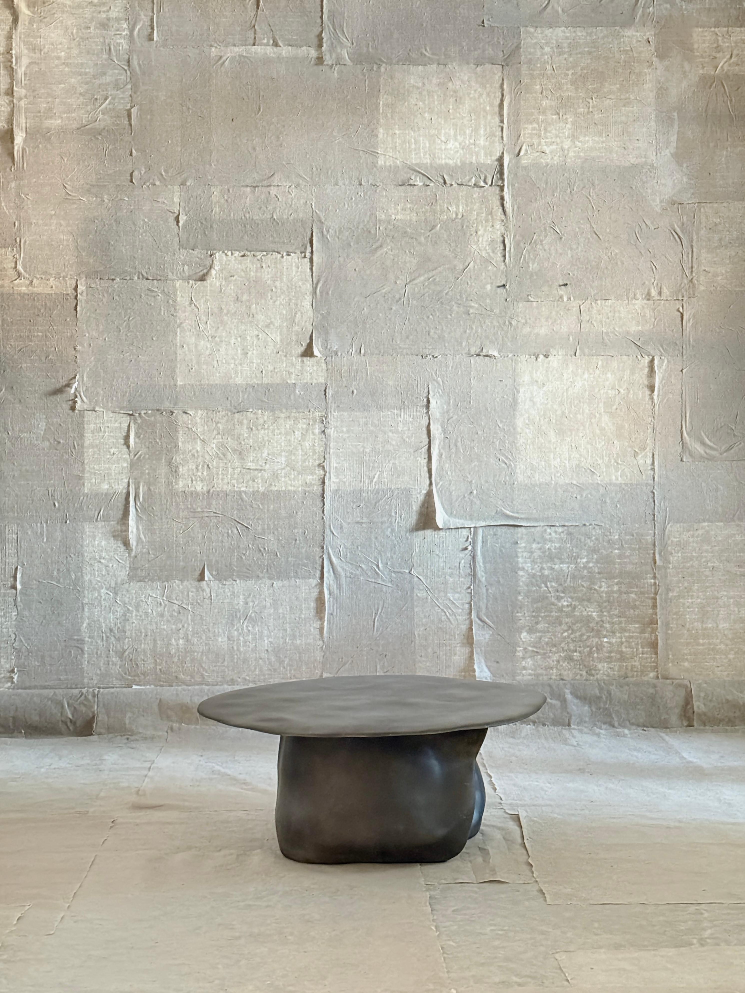 Chinois Table basse en fibre de verre Moss Brown Formless par kar en vente