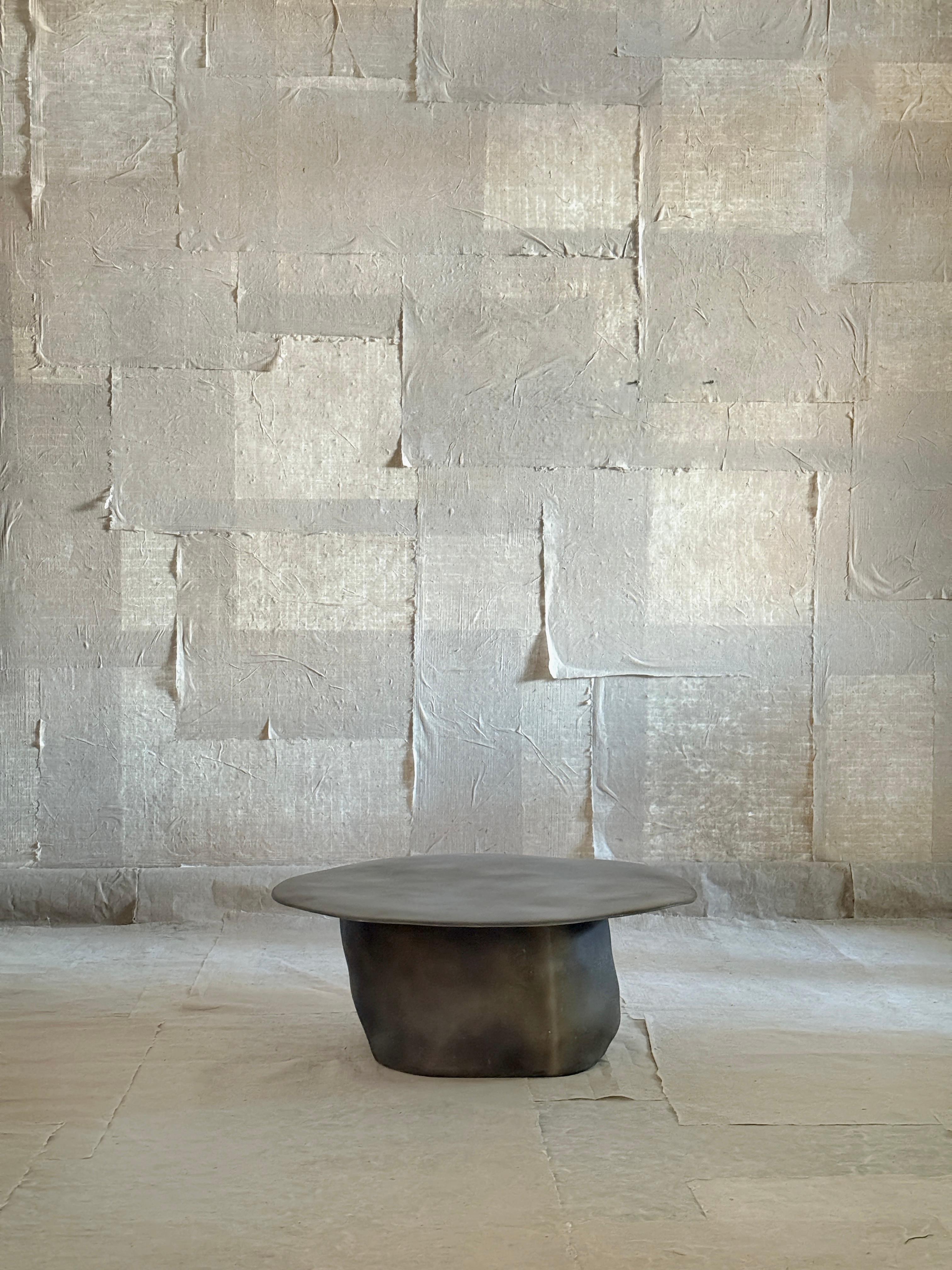 Table basse en fibre de verre Moss Brown Formless par kar Neuf - En vente à Geneve, CH