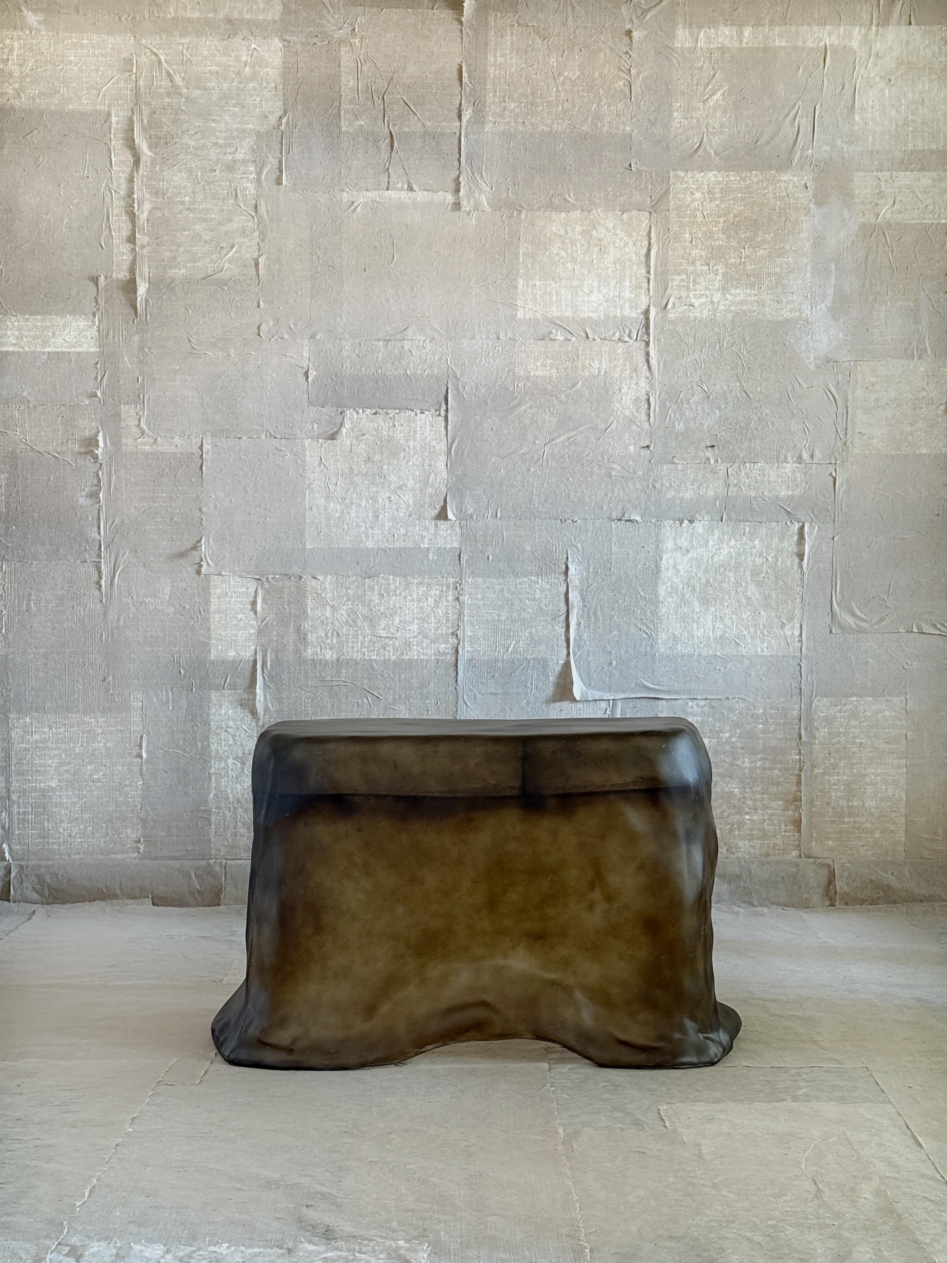 Moosbrauner formloser Schreibtisch aus Fiberglas von kar (21. Jahrhundert und zeitgenössisch) im Angebot