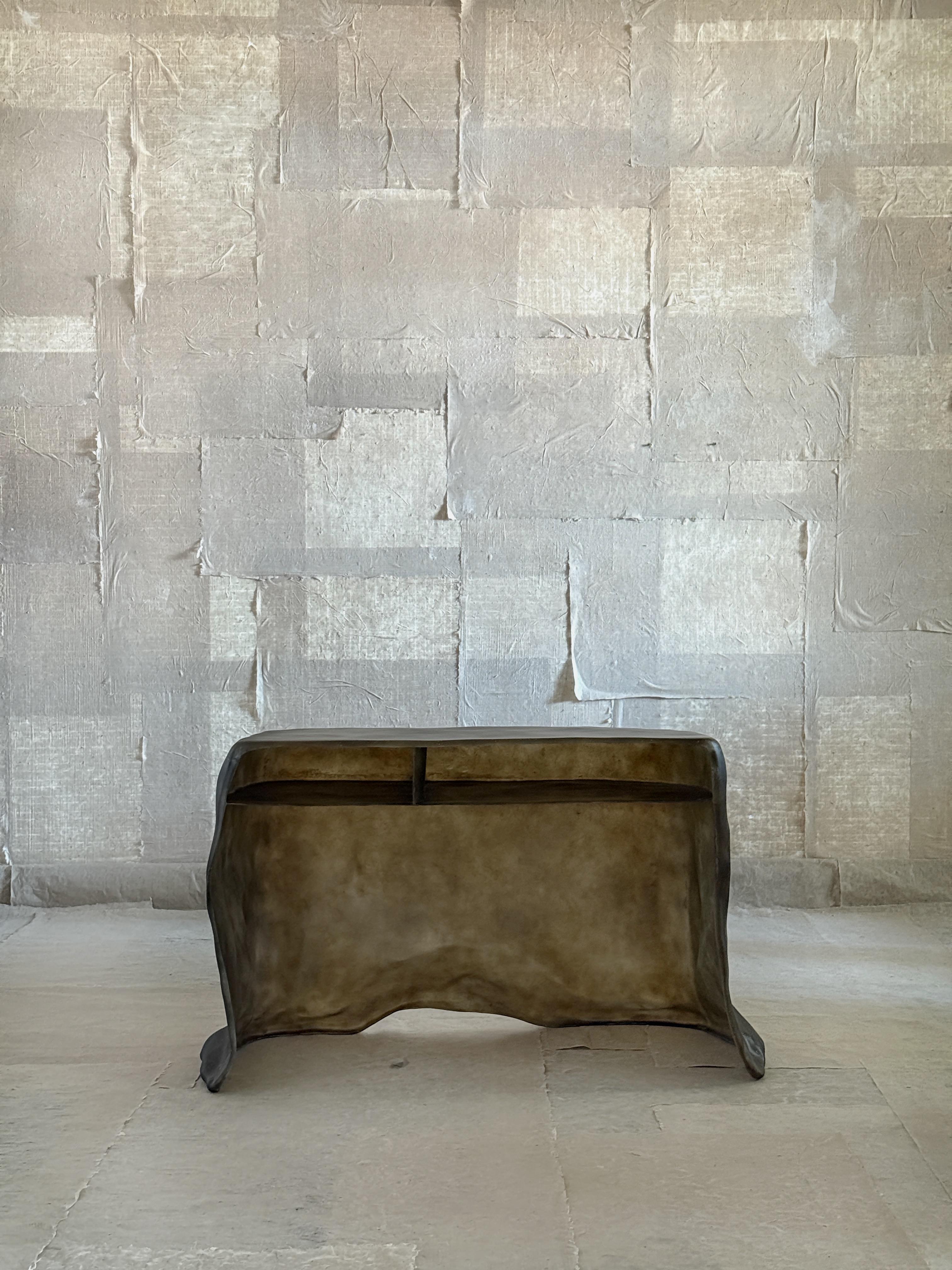 Moosbrauner formloser Schreibtisch aus Fiberglas von kar (Glasfaser) im Angebot