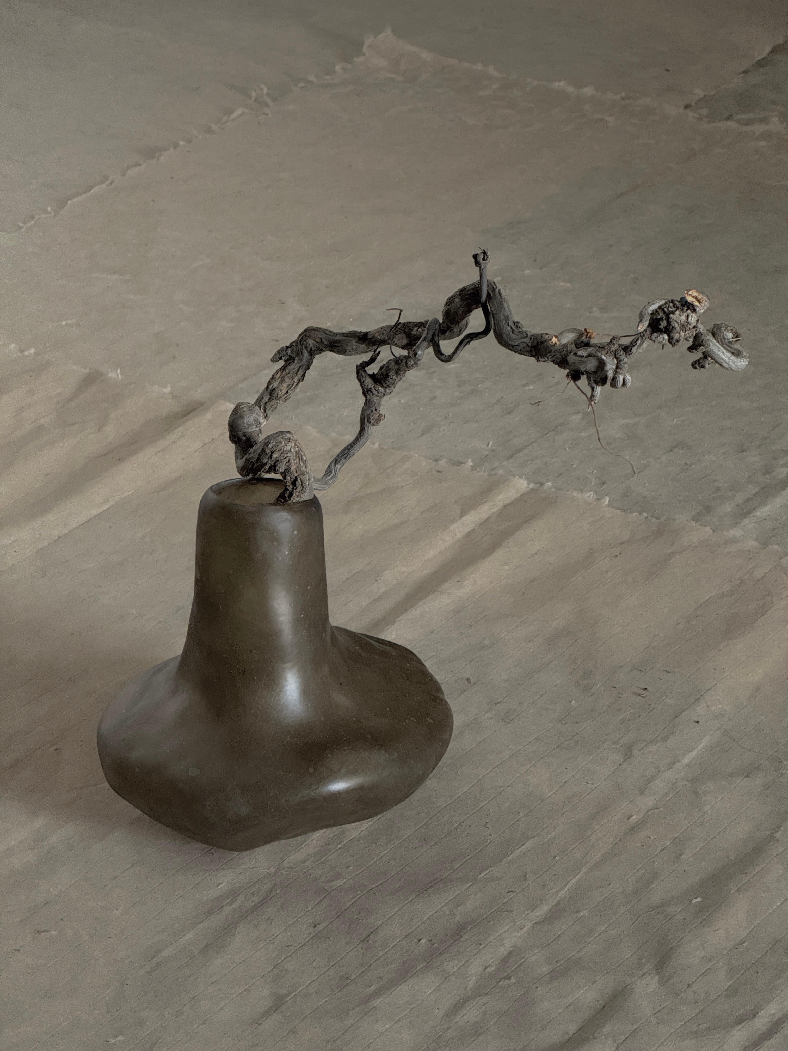 Vaso in fibra di vetro Moss Brown Formless di kar
Pezzo unico
Dimensioni: D 25 x H 26 cm.
Materiali: Fibra di vetro.

Disponibile nei colori marrone muschio o giada. Contattateci.

Poiché ogni articolo è rifinito a mano, le leggere variazioni di