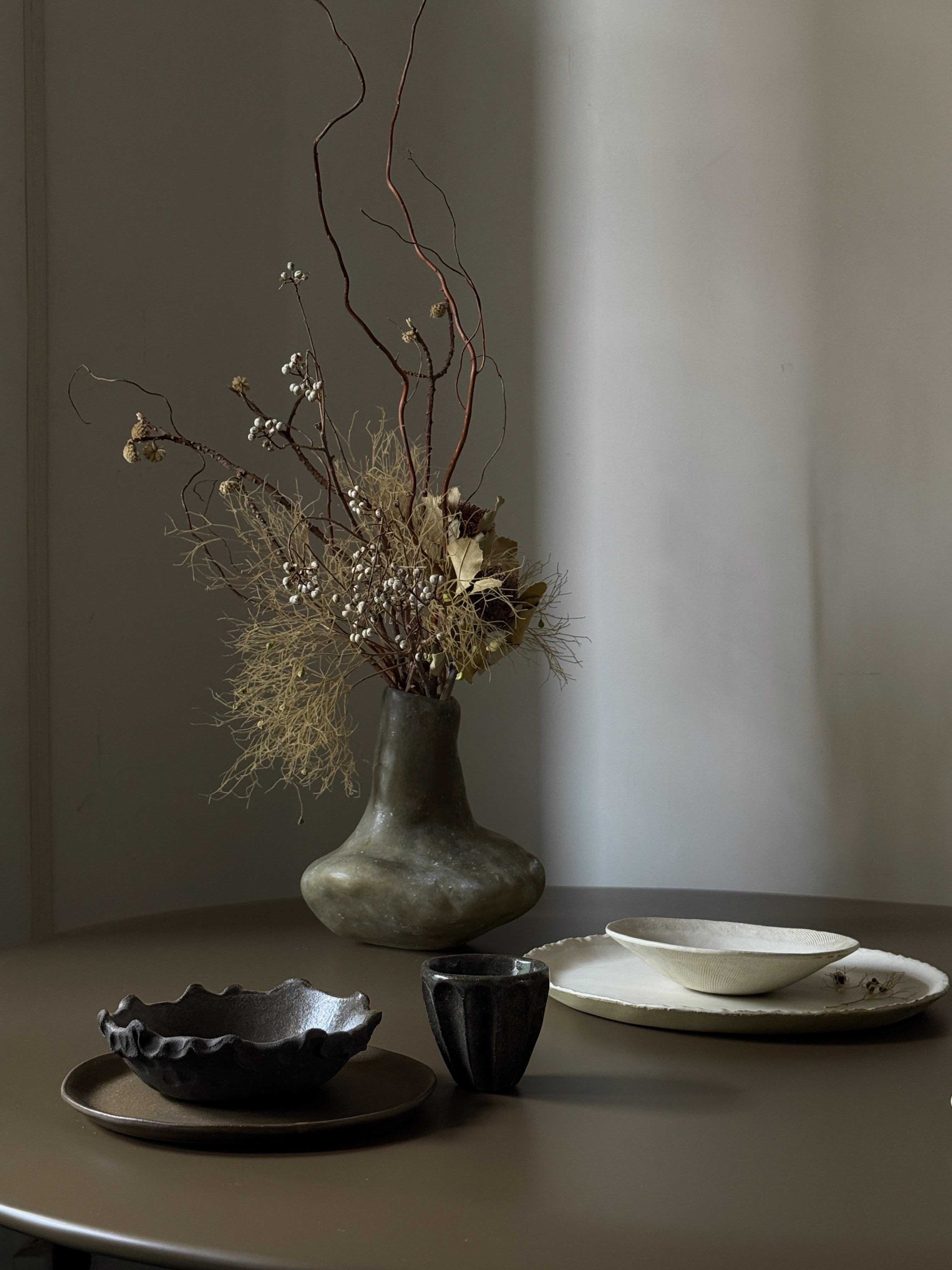 Moderno Vaso in fibra di vetro Moss Brown Formless di kar in vendita