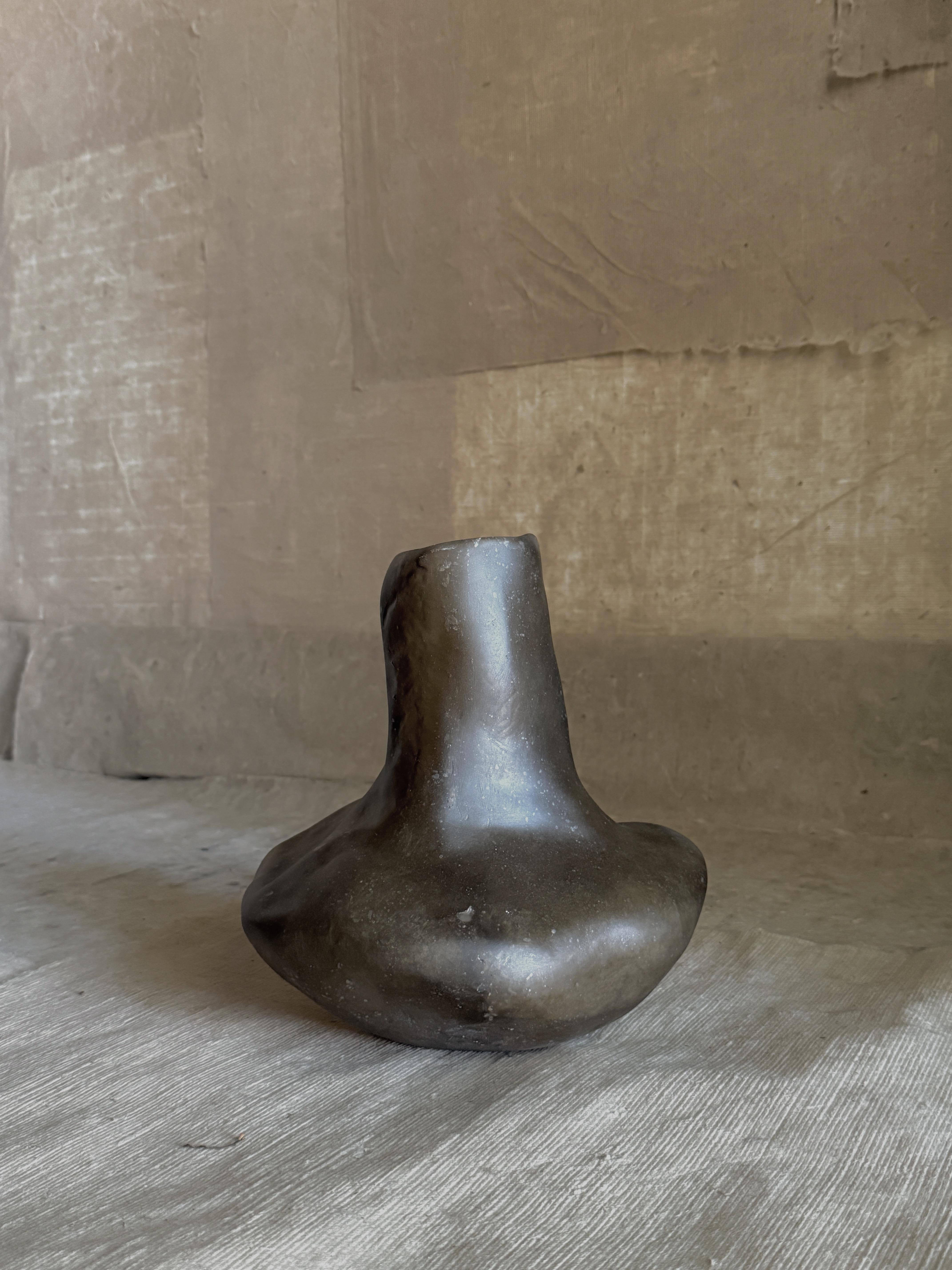 Vaso in fibra di vetro Moss Brown Formless di kar In condizioni Nuovo in vendita a Geneve, CH