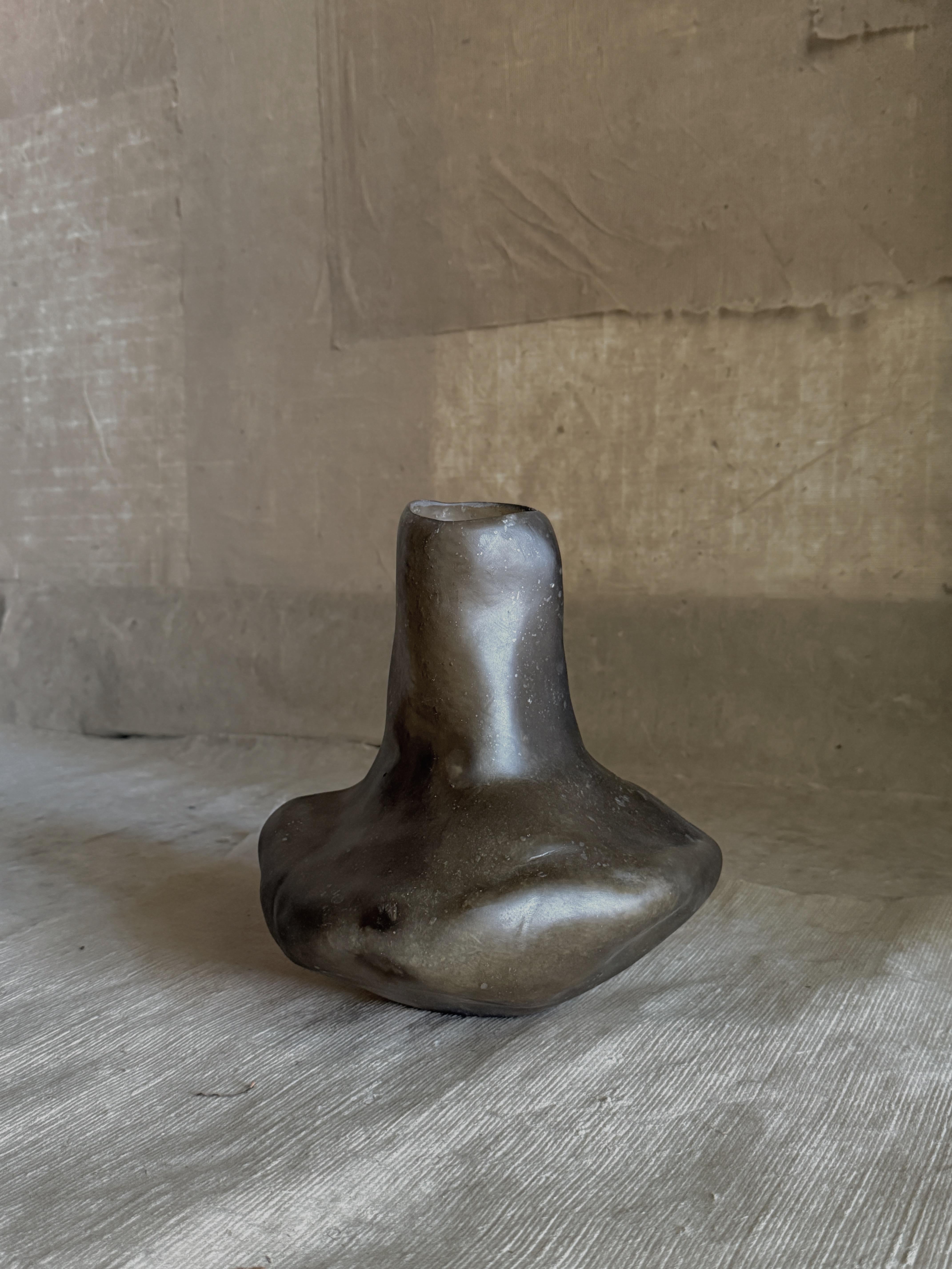 XXI secolo e contemporaneo Vaso in fibra di vetro Moss Brown Formless di kar in vendita