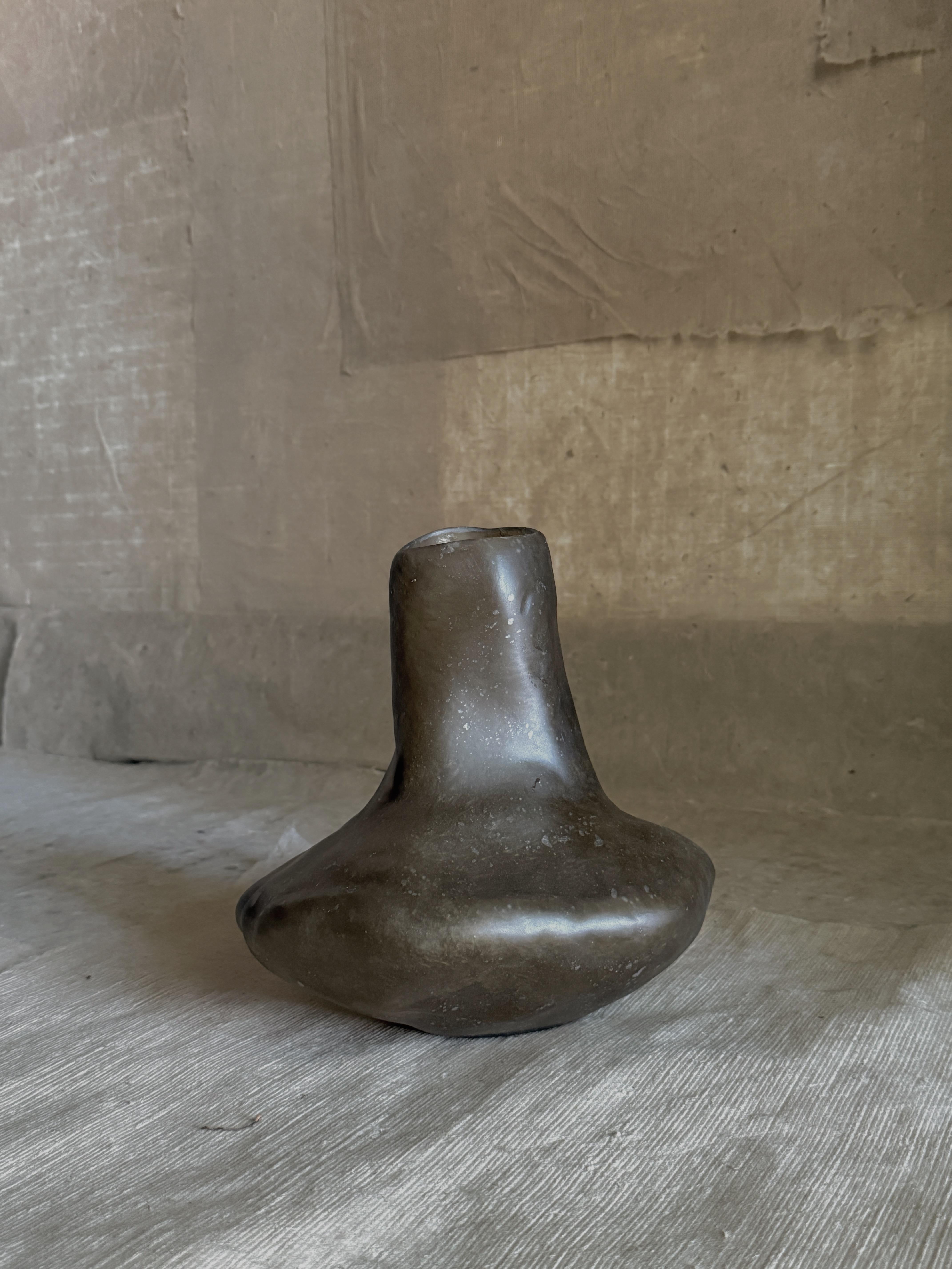 Vetroresina Vaso in fibra di vetro Moss Brown Formless di kar in vendita