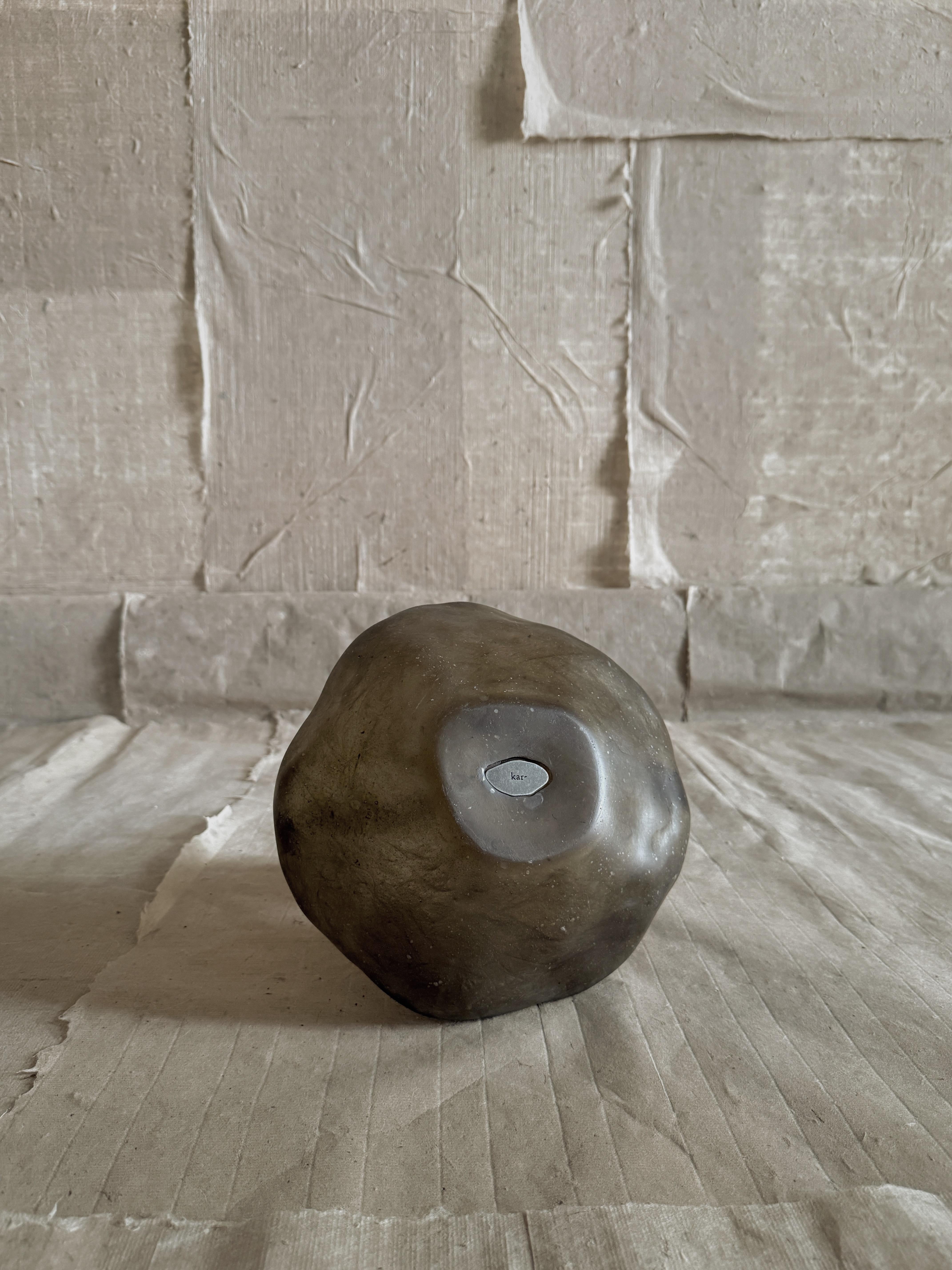 Vaso in fibra di vetro Moss Brown Formless di kar in vendita 1