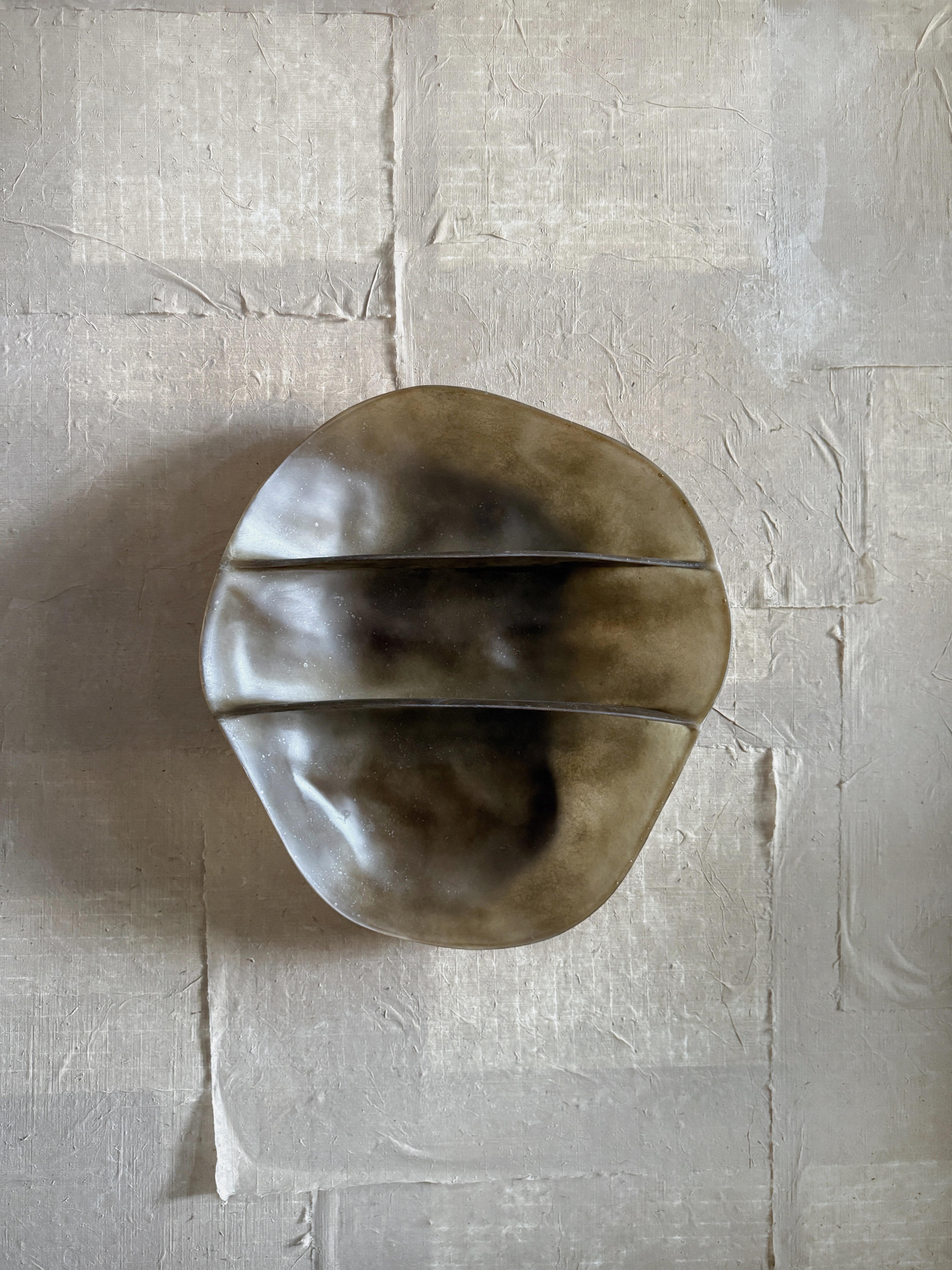 Scaffale da parete in fibra di vetro Moss Brown Formless di kar
Pezzo unico
Dimensioni: L 65 x P 73 x H 15 cm.
Materiali: Fibra di vetro.

Disponibile nei colori marrone muschio o giada. Contattateci.

Poiché ogni articolo è rifinito a mano, le