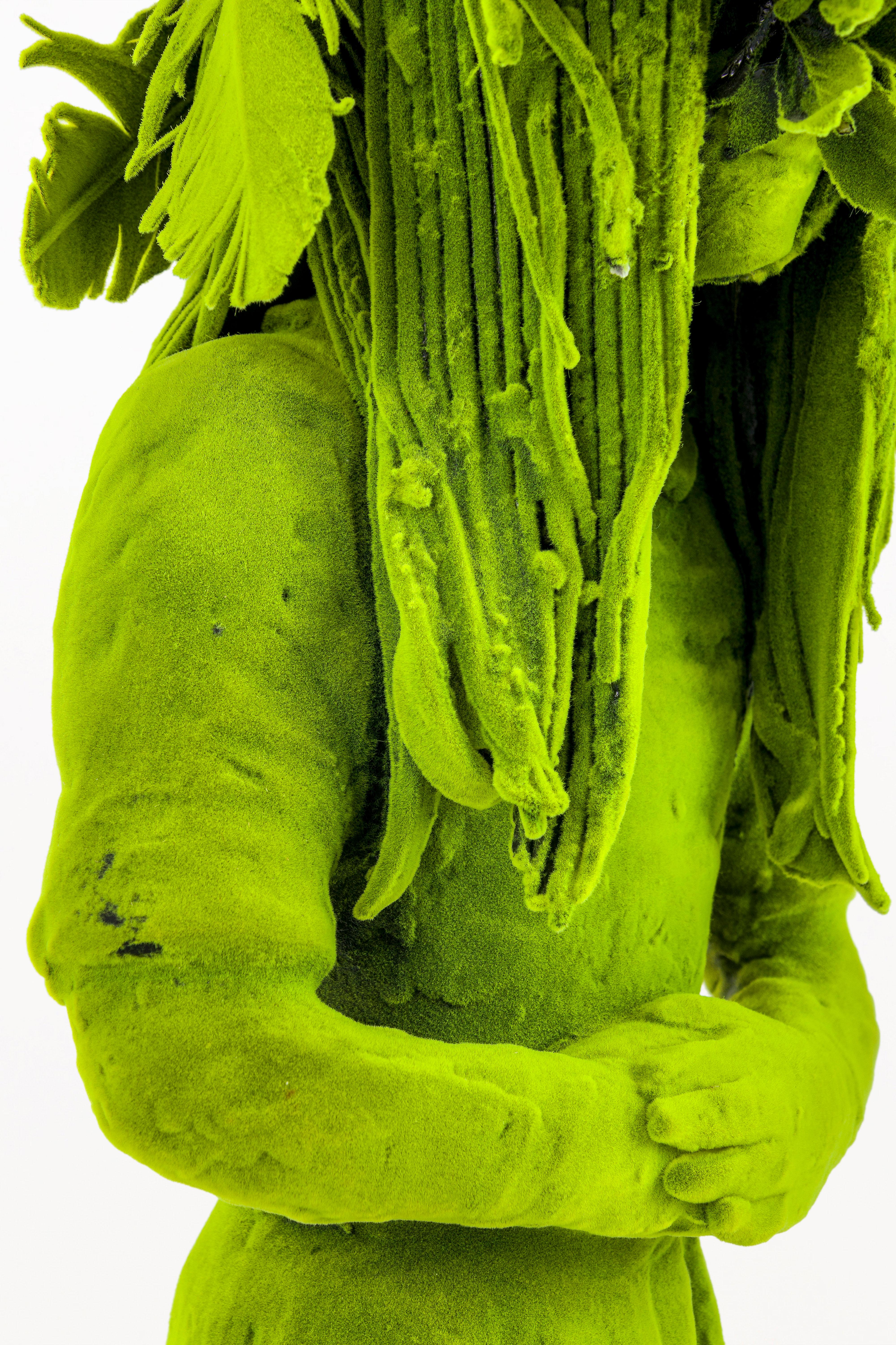 Escultura Chica de musgo de Kim Simonsson, hacia 2020, Finlandia en venta 1