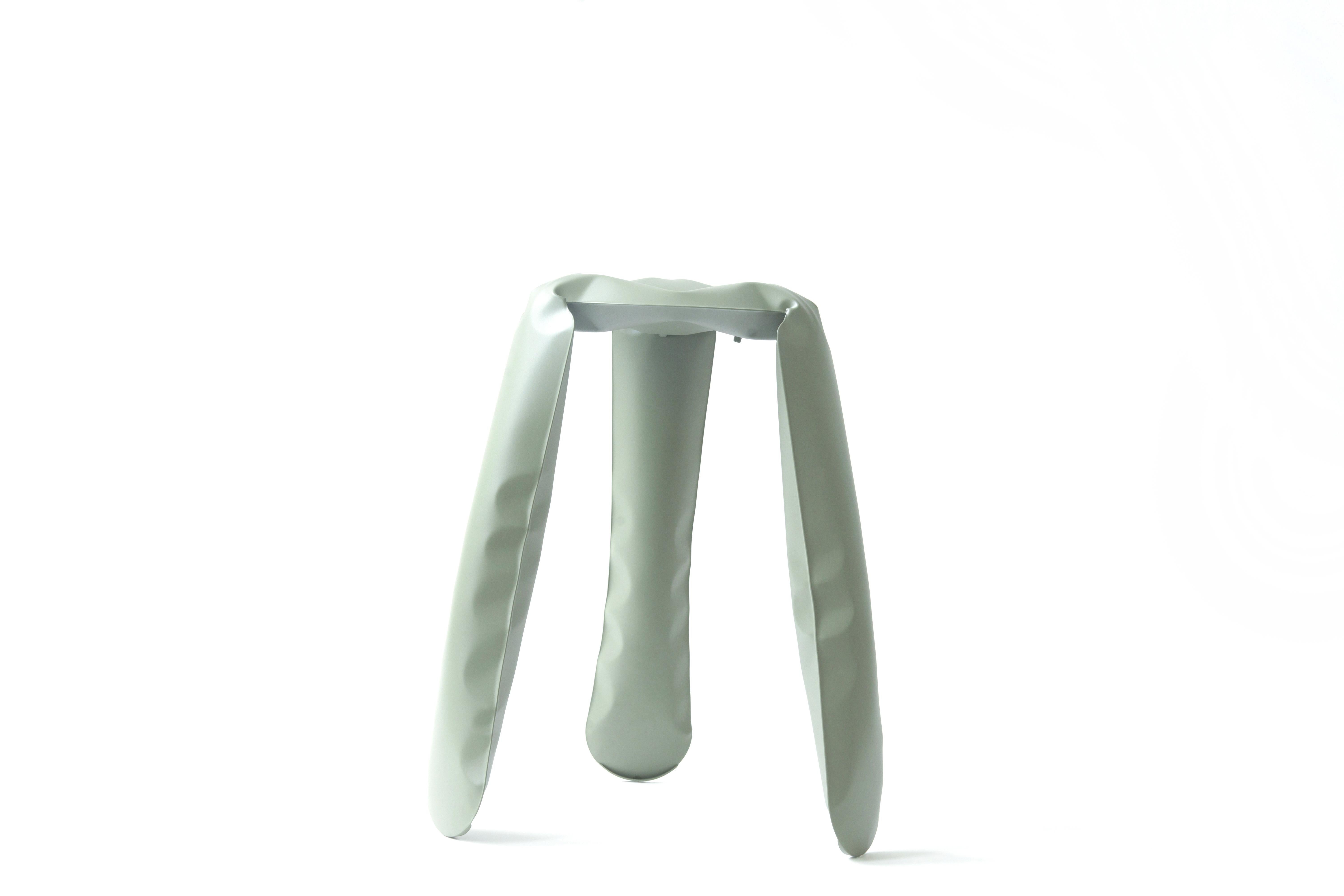 Moss Gray Steel Tabouret de cuisine Plopp de Zieta
Dimensions : D35 x H 65 cm 
Matériau : Acier au carbone. 
Finition : Revêtement en poudre. 
Disponible en couleurs : Beige, noir, bleu, graphite, mousse, gris umbra et or flammé. Disponible en acier