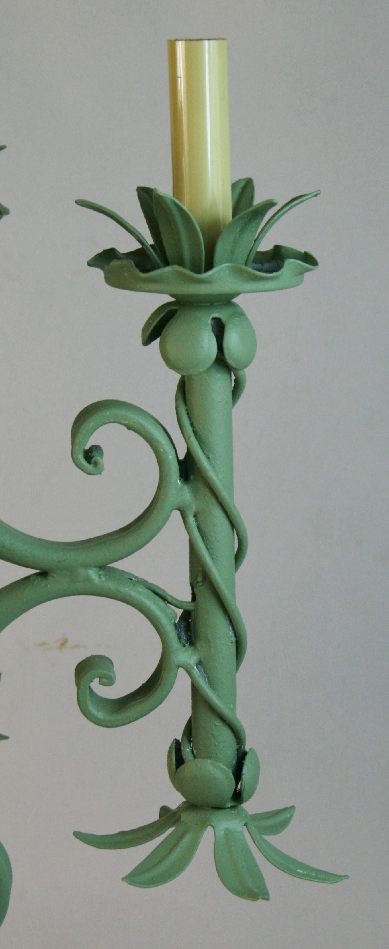 Lustre français à 5 feuillages et vignes vert mousse en vente 1