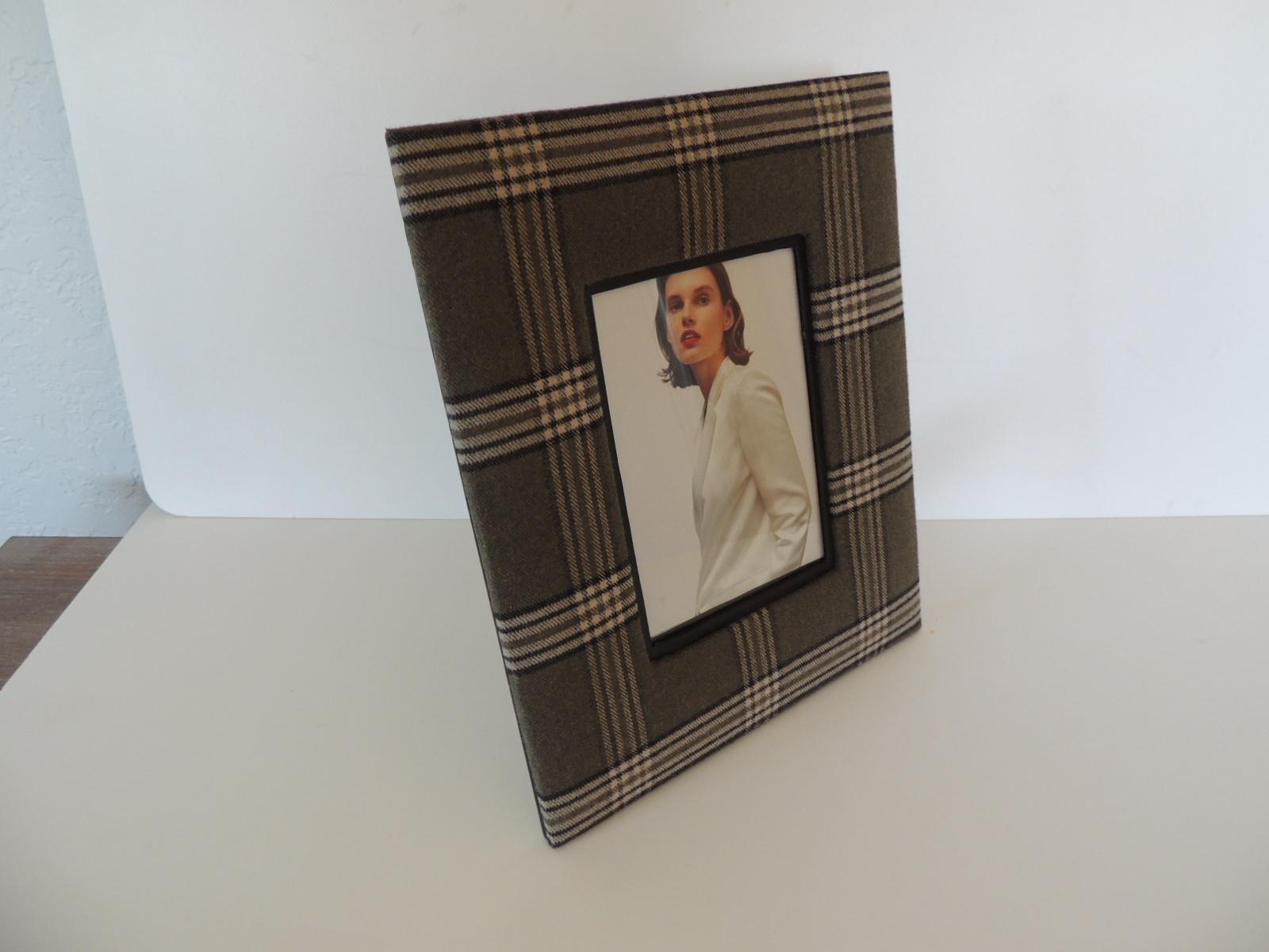 Wool plaid picture frame with vegan leather trim.
Glass cover.
Size: 10.5
