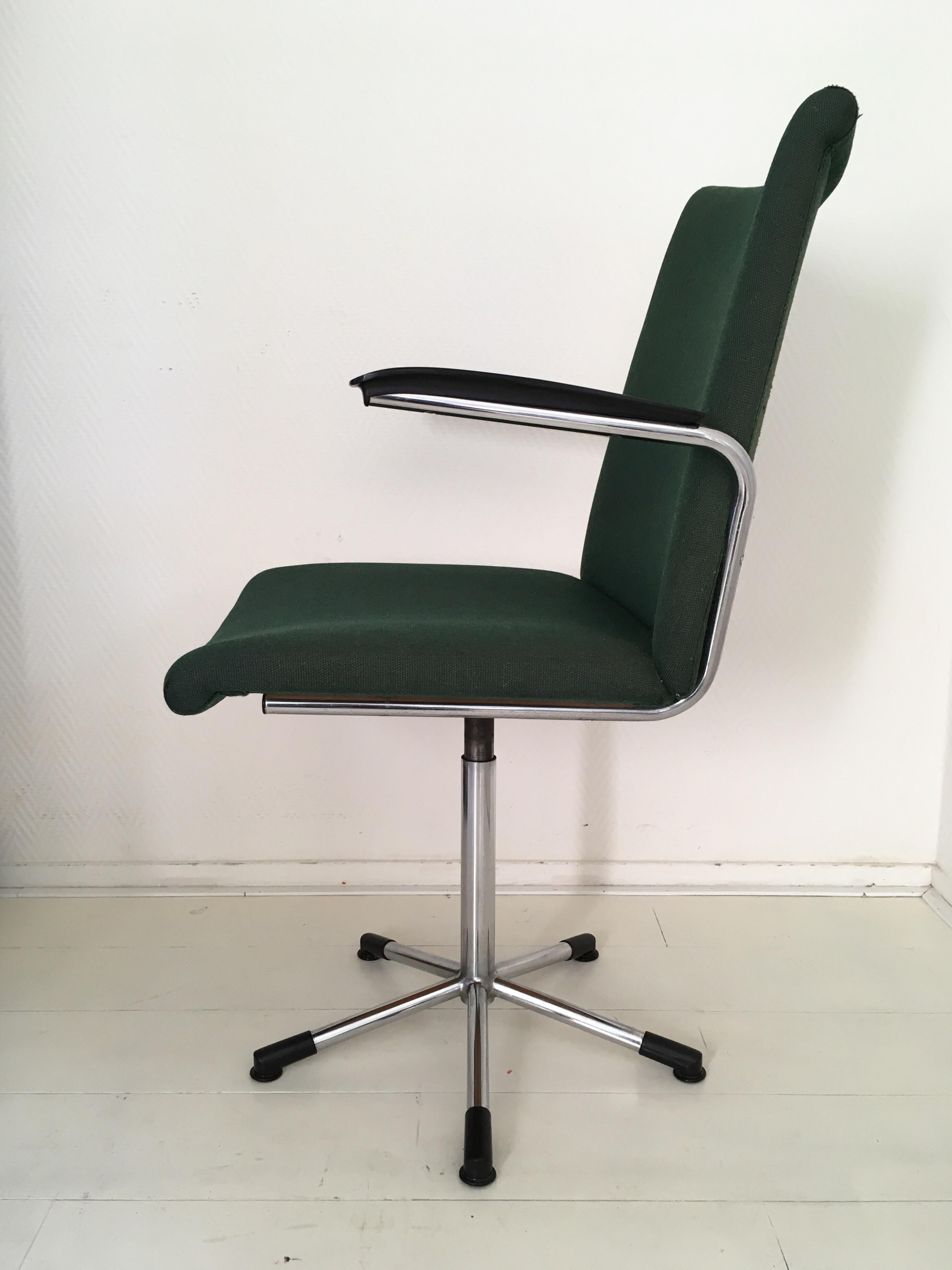 This Minimalist desk chair (Model 3314) with moss green upholstery, features a chromed base with a star foot and Bakelite armrests. The chair remains in very good condition and shows minimal signs of age and use. Seat height is adjustable from 43-56