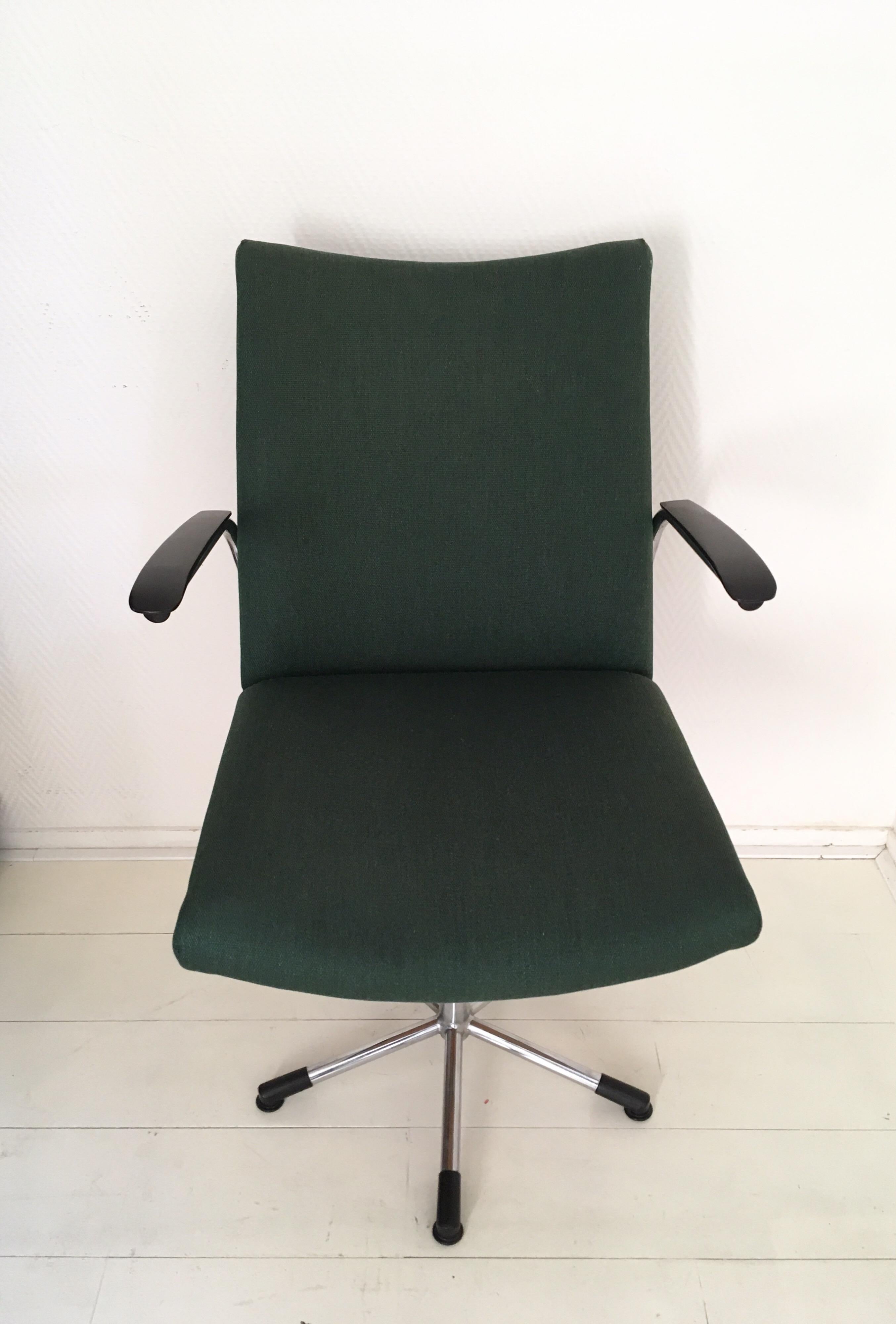 Néerlandais Chaise de bureau vert mousse, modèle 3314 de Wit  Schiedam, 1960 en vente