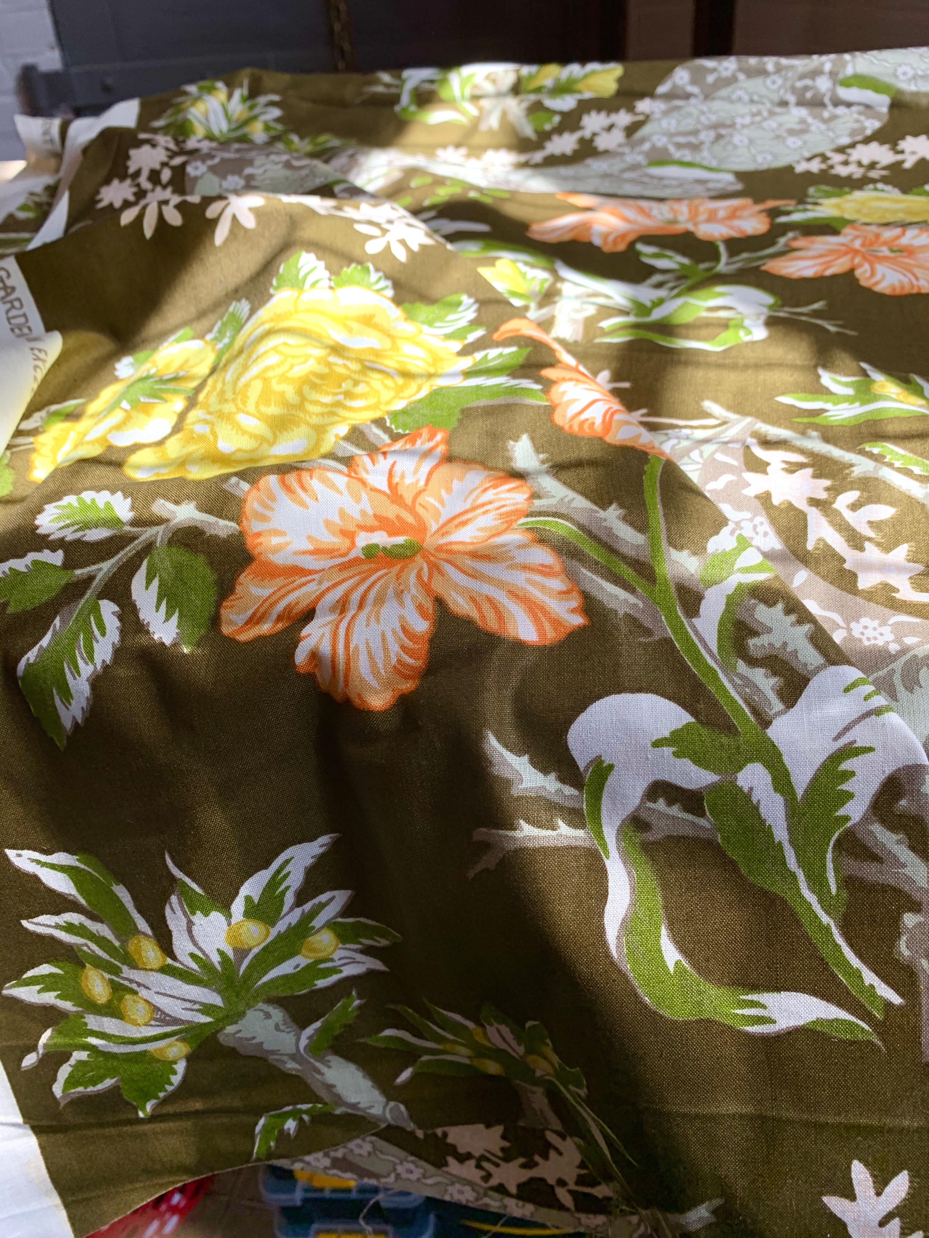 Moss Green Floral Trompe L’Oeil Handprinted Linen, Schumacher, Kent Garden, 1971 In Good Condition For Sale In Brooklyn, NY