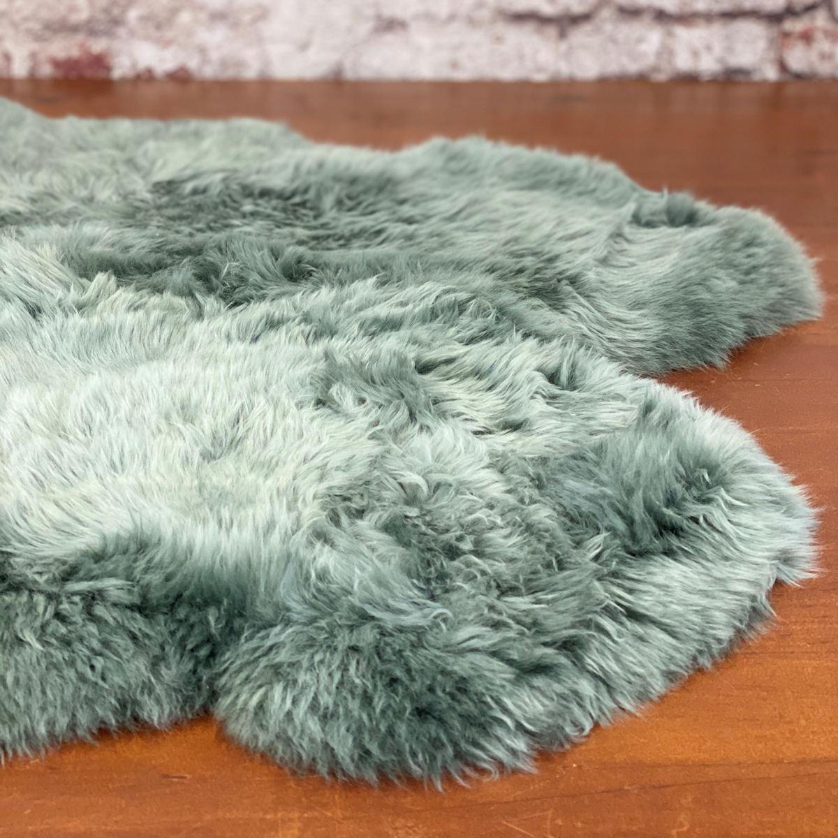 Grünes flauschiges Kissen Schafsfell -  Eukalyptus 18x18