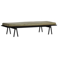 Cama de día de cuero verde musgo by Msds Studio