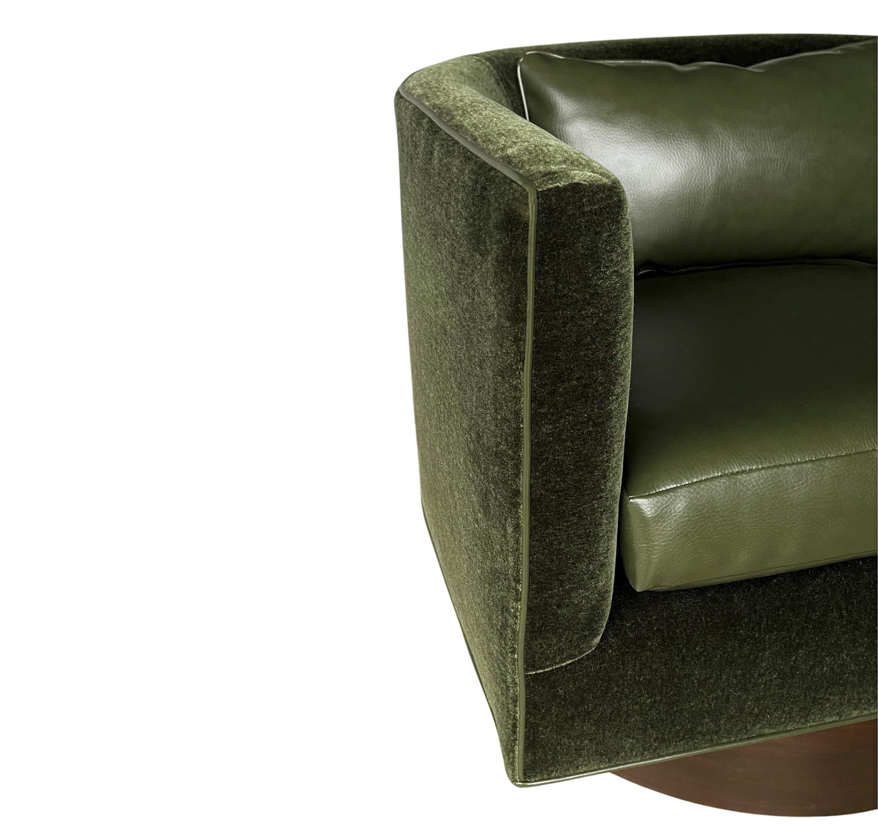 Moss Green Mohair Swivel Chairs by Milo Baughman, Pair In Excellent Condition In Dallas, TX