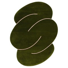 Tapis Squiggle vert mousse fabriqué en laine de Nouvelle-Zélande par Okej Studio