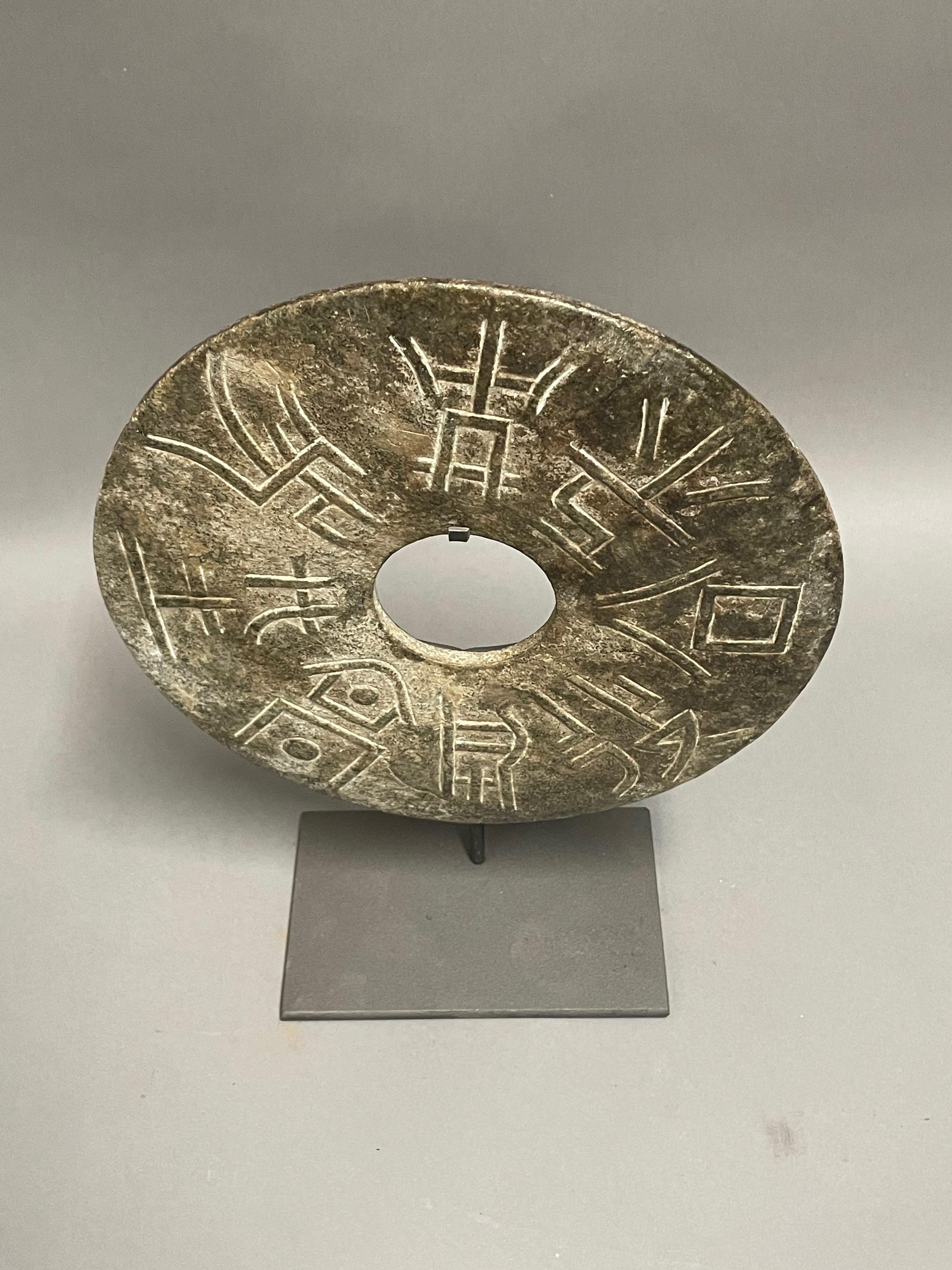 Giada Scultura a disco di giada verde muschio con supporto in metallo, Cina, Contemporaneo in vendita