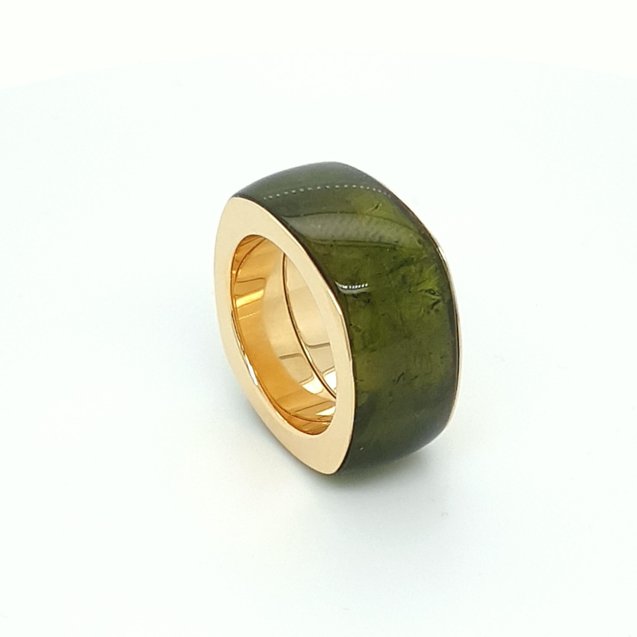 This moss Green Tourmaline Band Ring with 18 Carat Yellow Gold is totally handmade.
Cutting as well as goldwork are made in German quality.
Finding a suitable nice Green Tourmaline where you are able to cut a whole ring out of one piece is very