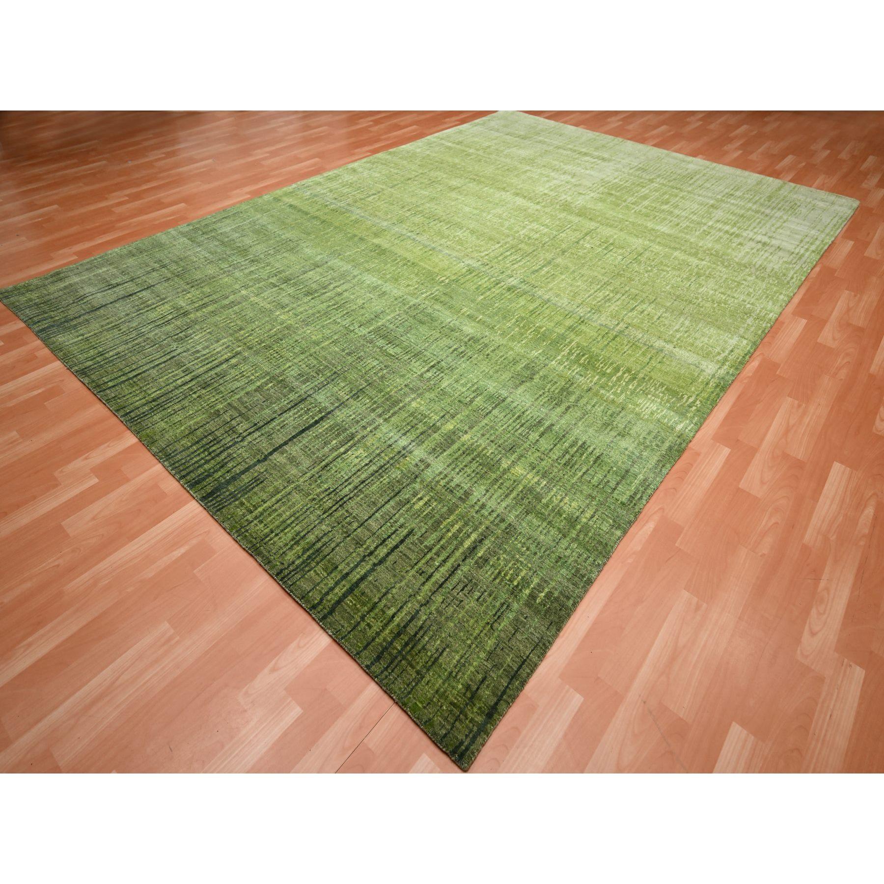 Moderne Tapis oriental vert mousse à motif d'ombre verticale noué à la main 9' x 12'3