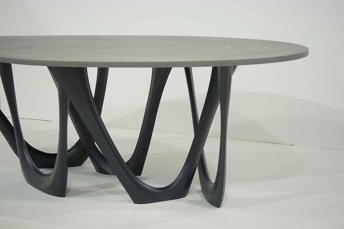 Mossgrauer skulpturaler G-Table aus Betonstahl von Zieta im Angebot 7