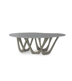 Table sculpturale G-Table en acier et béton gris mousse de Zieta