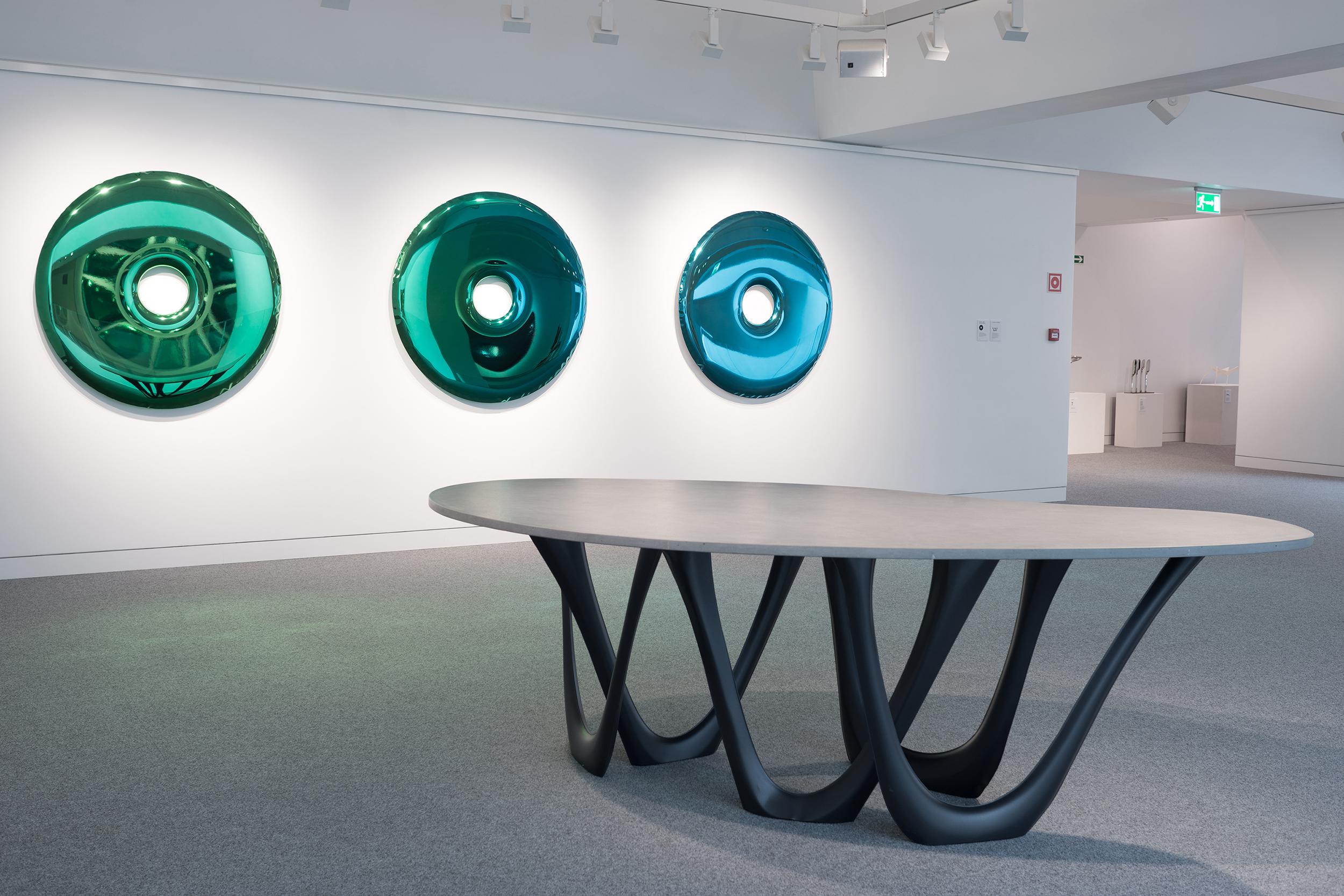 Mossgrauer skulpturaler G-Table aus Betonstahl von Zieta (Organische Moderne) im Angebot