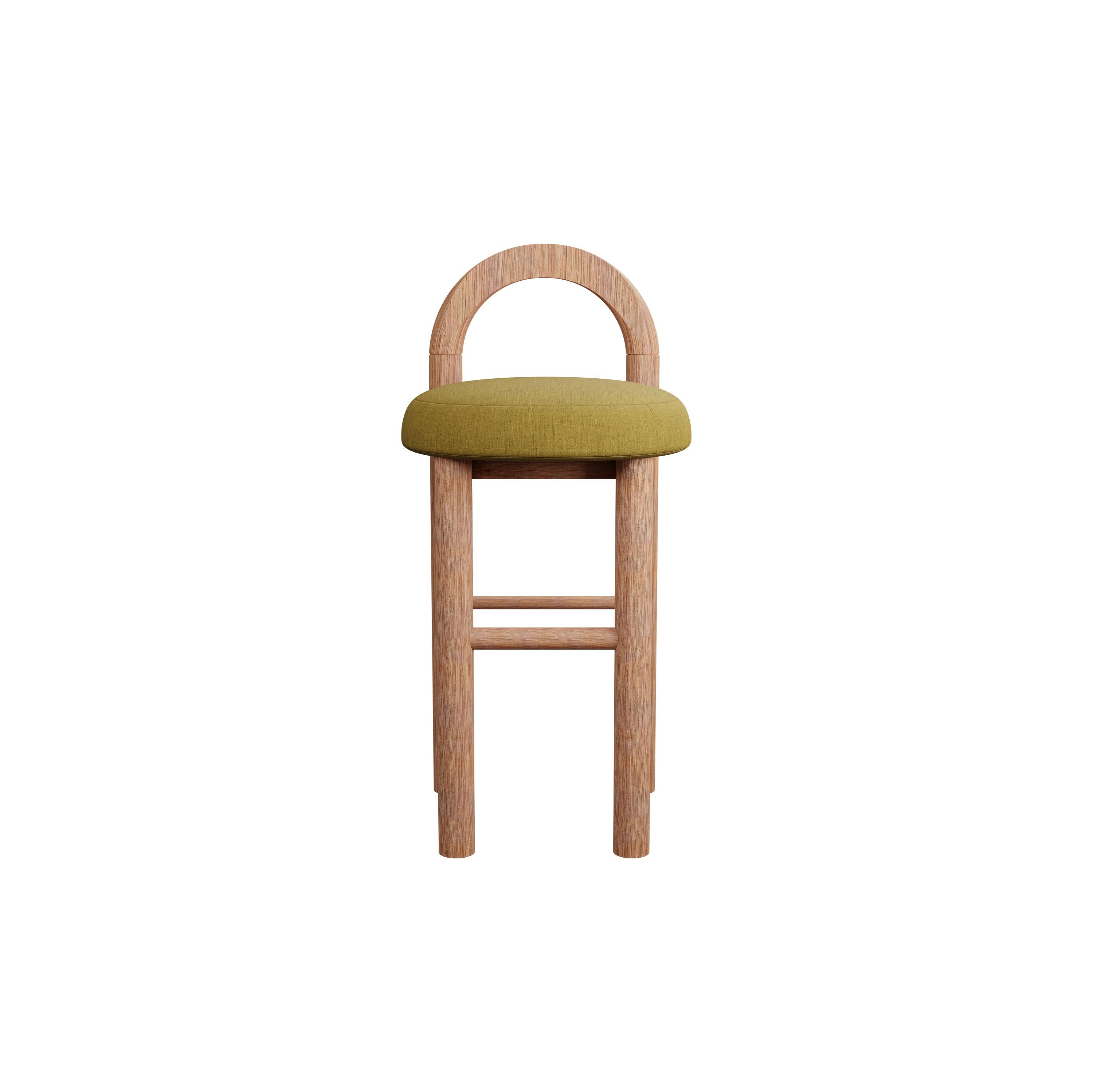 Presentamos nuestra línea Moss, con un diseño atemporal y un robusto marco de madera. Fabricadas con madera de alta calidad, estas sillas están hechas para durar y ofrecen comodidad y estilo. Disponibles en distintos acabados y tapizados, estas